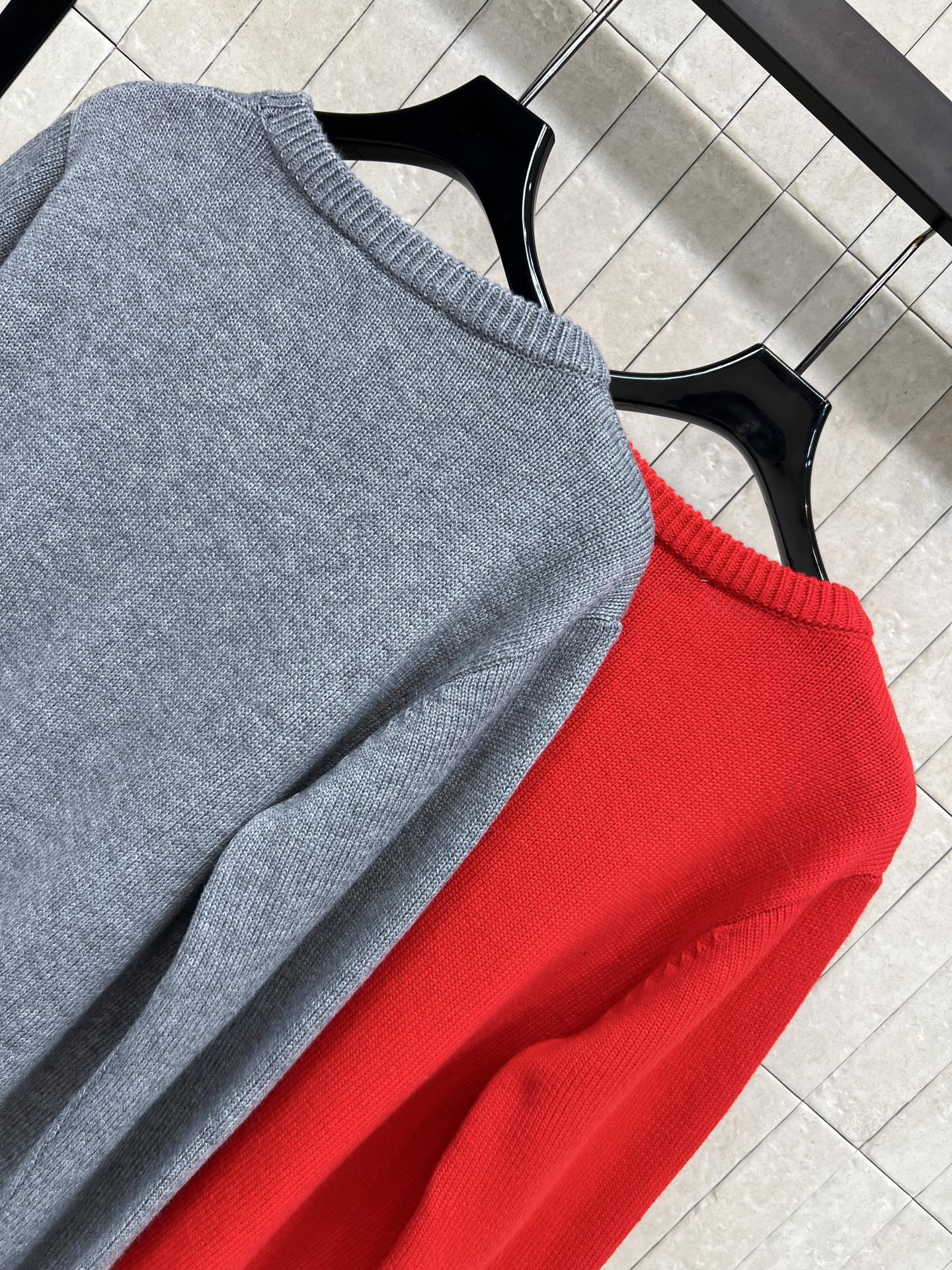 G家 26早春新款 logo刺绣毛衣 穿着舒适保暖 灰色主色调搭配红色马衔扣刺绣 节日氛围满满 宽松版型