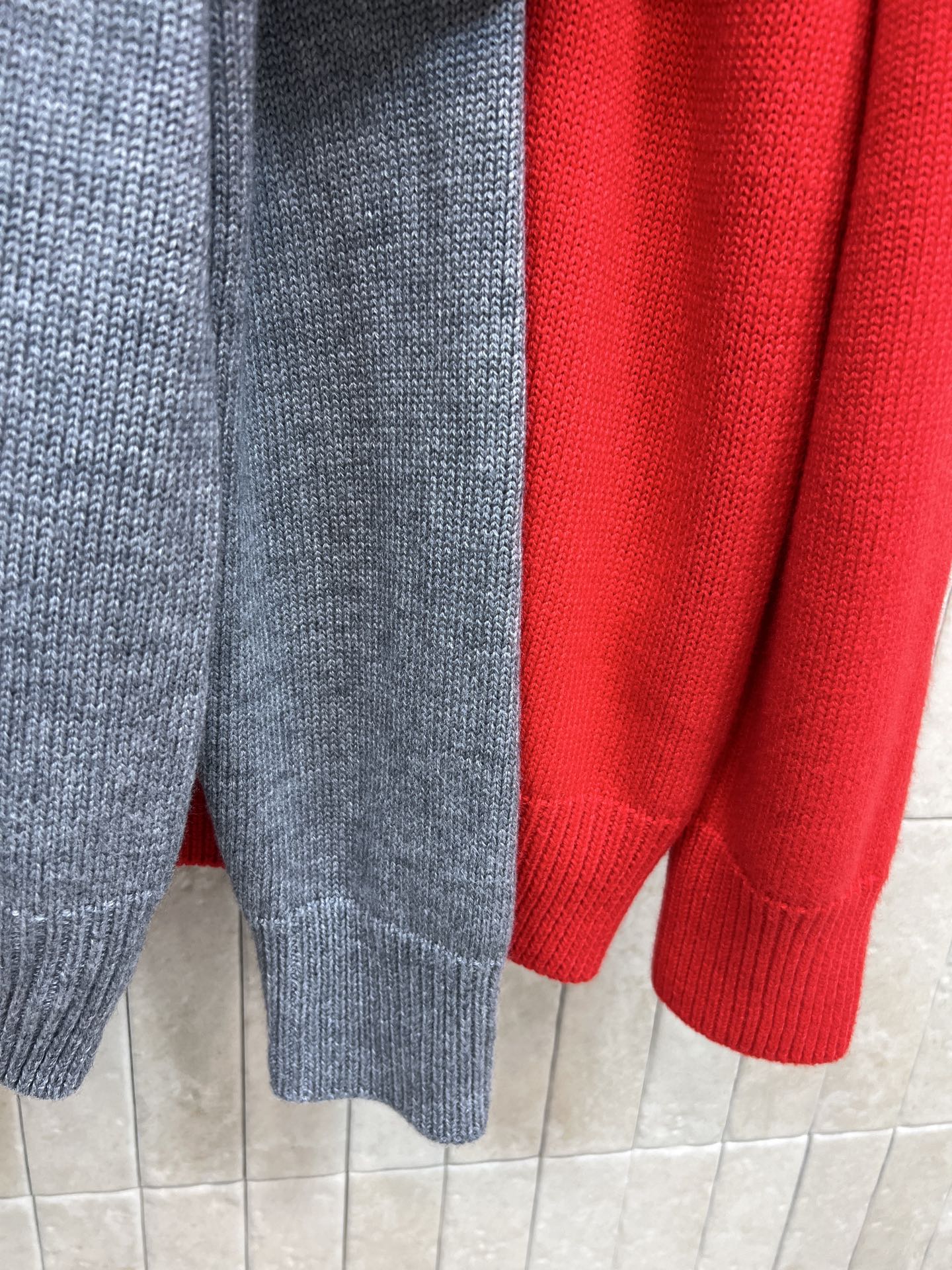 G家 26早春新款 logo刺绣毛衣 穿着舒适保暖 灰色主色调搭配红色马衔扣刺绣 节日氛围满满 宽松版型