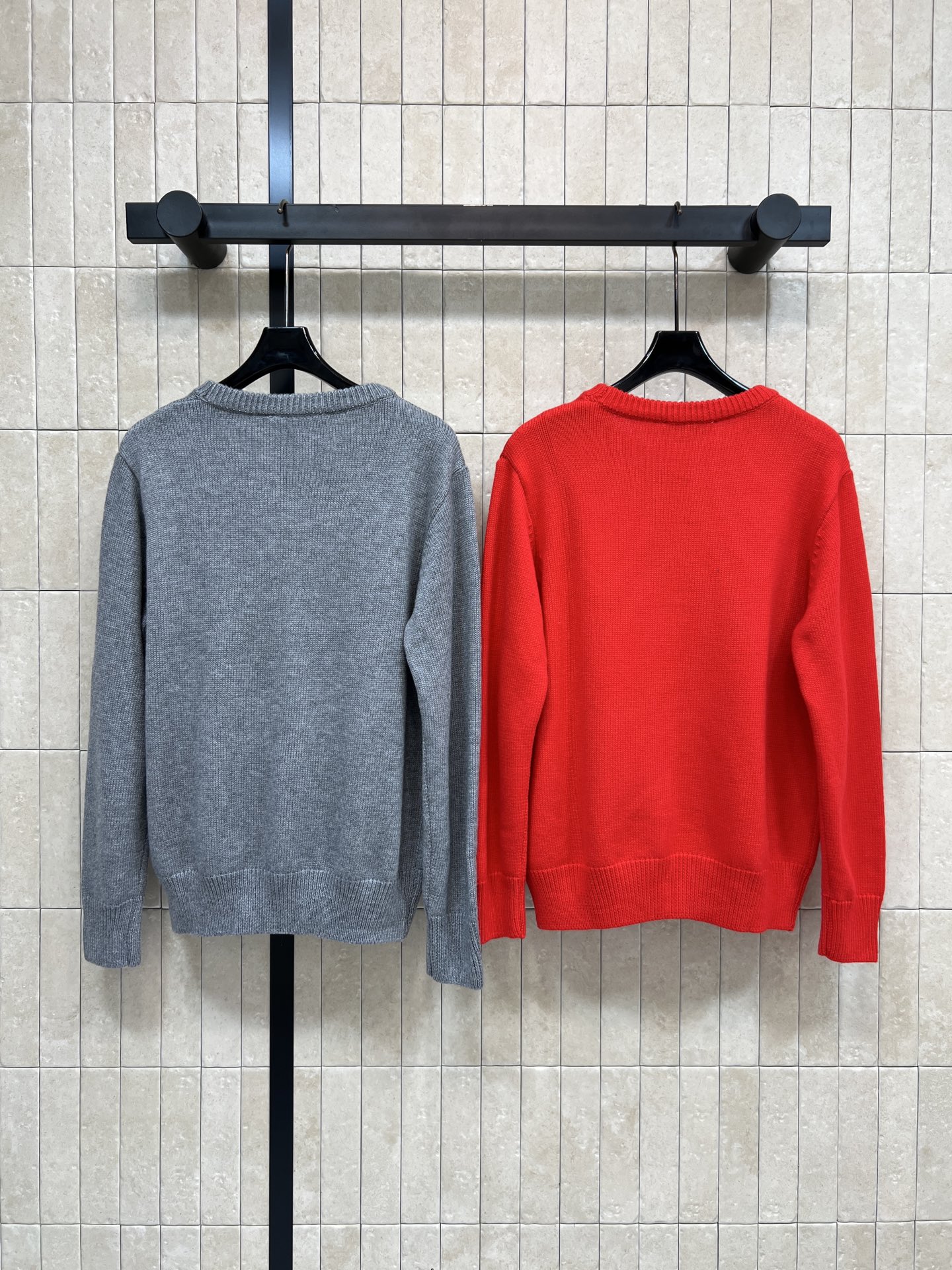 G家 26早春新款 logo刺绣毛衣 穿着舒适保暖 灰色主色调搭配红色马衔扣刺绣 节日氛围满满 宽松版型