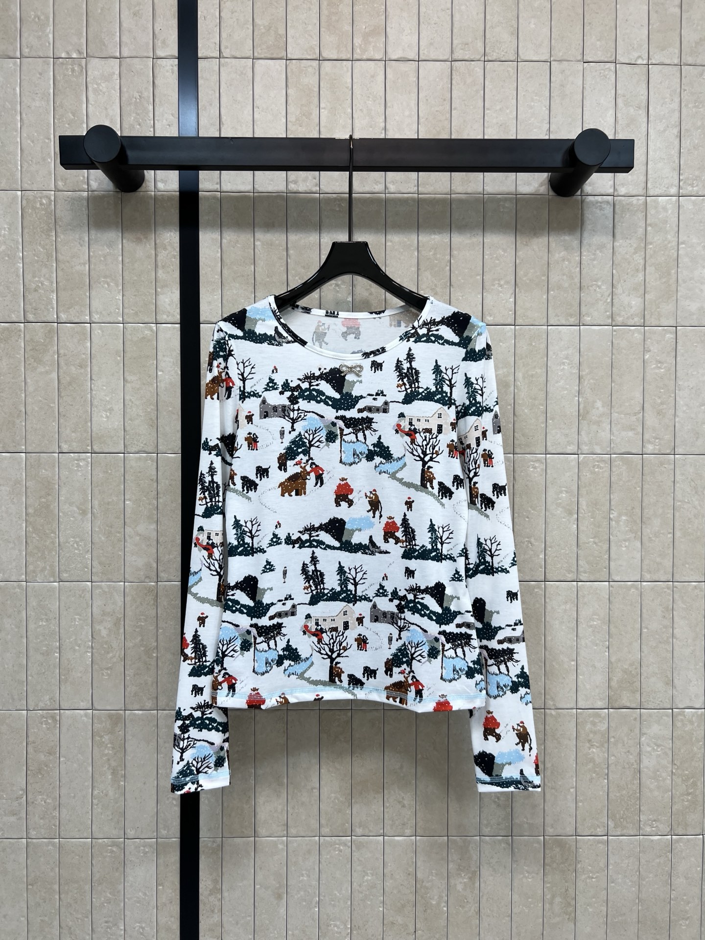 NO:663618,Xiaoxiangjia 25 new autumn and winter new winter forest theme printed bottoming shirt. The cartoon pattern is super cute. There are snow scenes, trees, animals and cabins. It is full of atmosphere. Soft cotton fabric. Comfortable and warm to wear. The round neck design is simple and versatile. It can be easily used for daily leisure. The printing process is exquisite. The pattern is clear and wearable. Sisters who like natural scenery elements must buy it!  One color three codes SML,,chanel, 19860909小香家 25秋冬新款 冬季森林主题印花打底衫 卡通图案超可爱 有雪景、树木、动物和小屋 氛围感满满 柔软棉质面料 穿着舒适又保暖 圆领设计简约百搭 日常休闲都能轻松驾驭 印花工艺精致 图案清晰耐磨 喜欢自然风景元素的姐妹一定要入手！一色三码 SML,,chanel, ,Women's clothing
