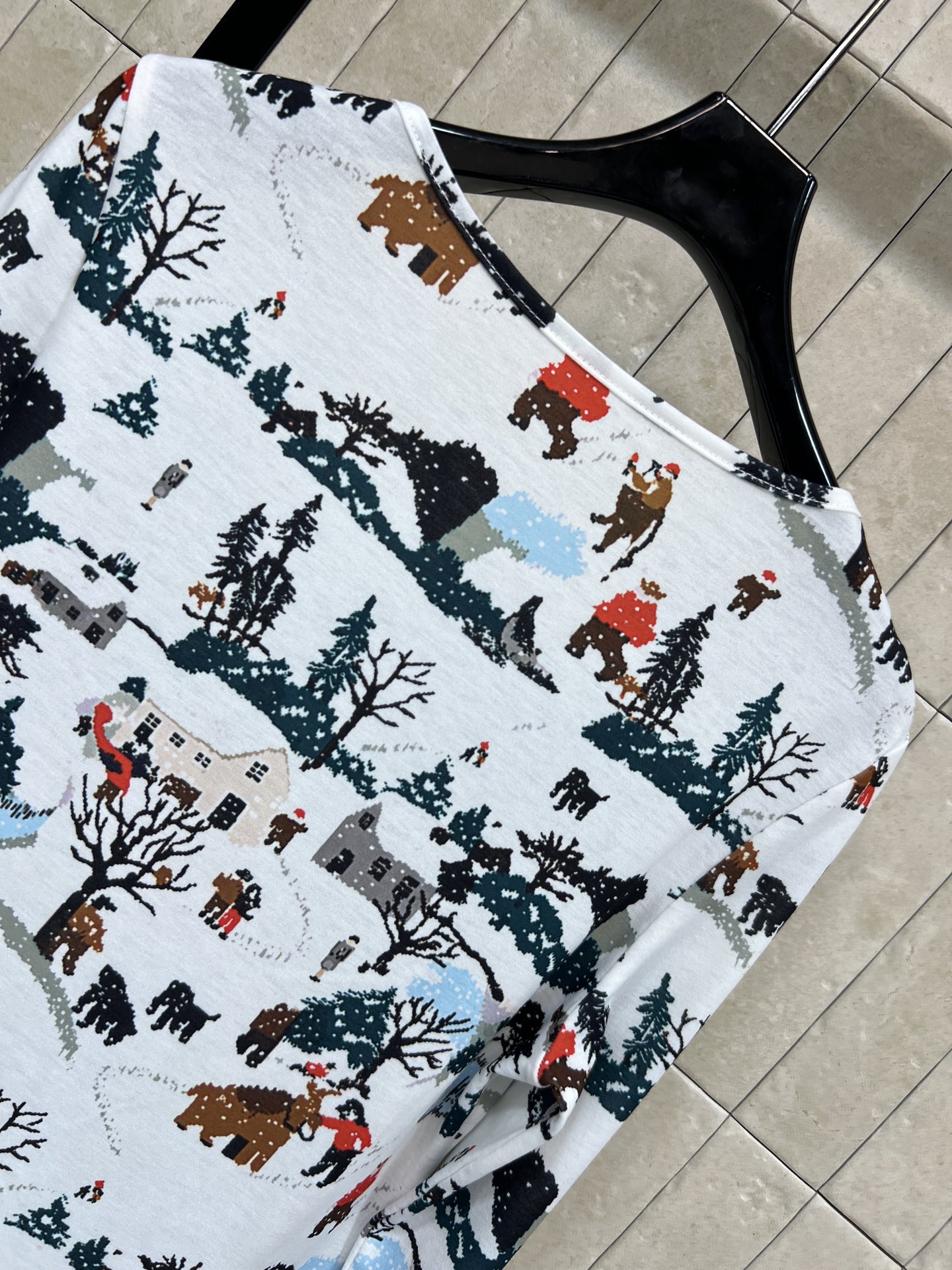 小香家 25秋冬新款 冬季森林主题印花打底衫 卡通图案超可爱 有雪景、树木、动物和小屋 氛围感满满 柔软