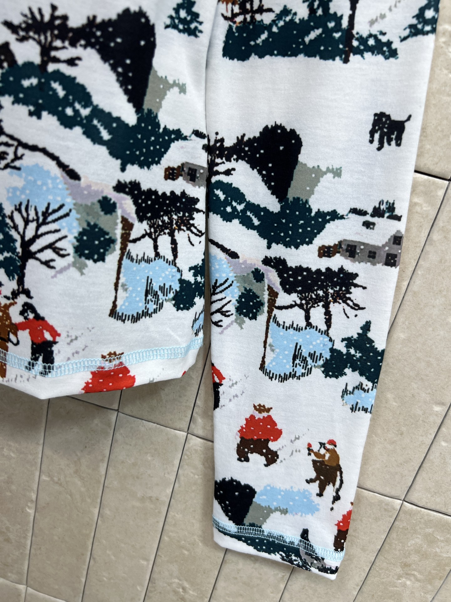 小香家 25秋冬新款 冬季森林主题印花打底衫 卡通图案超可爱 有雪景、树木、动物和小屋 氛围感满满 柔软