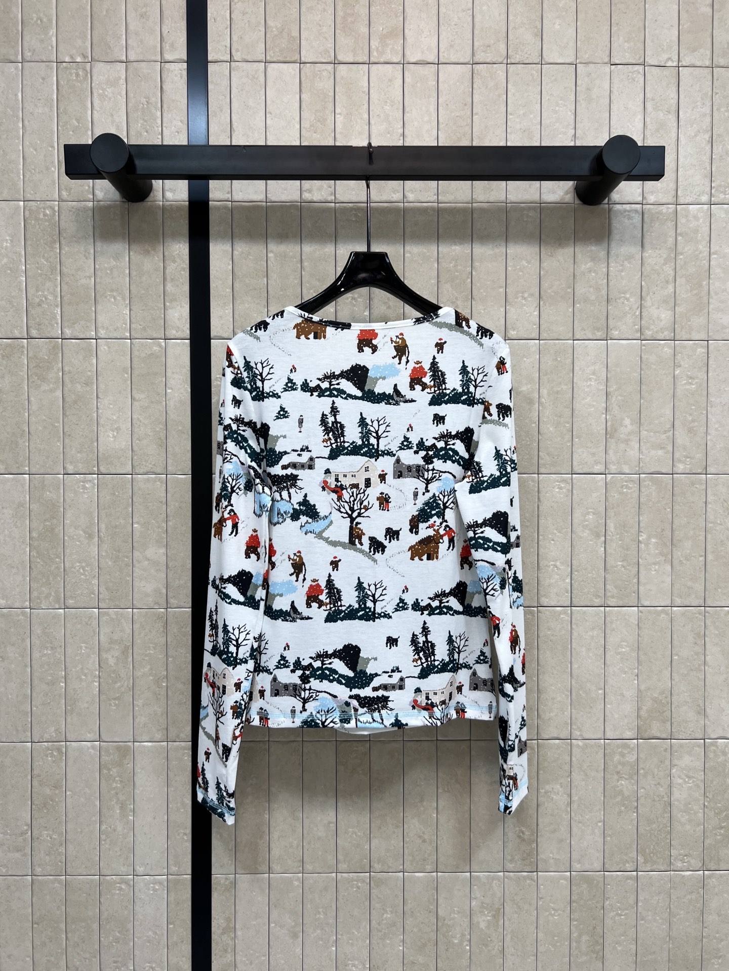 小香家 25秋冬新款 冬季森林主题印花打底衫 卡通图案超可爱 有雪景、树木、动物和小屋 氛围感满满 柔软