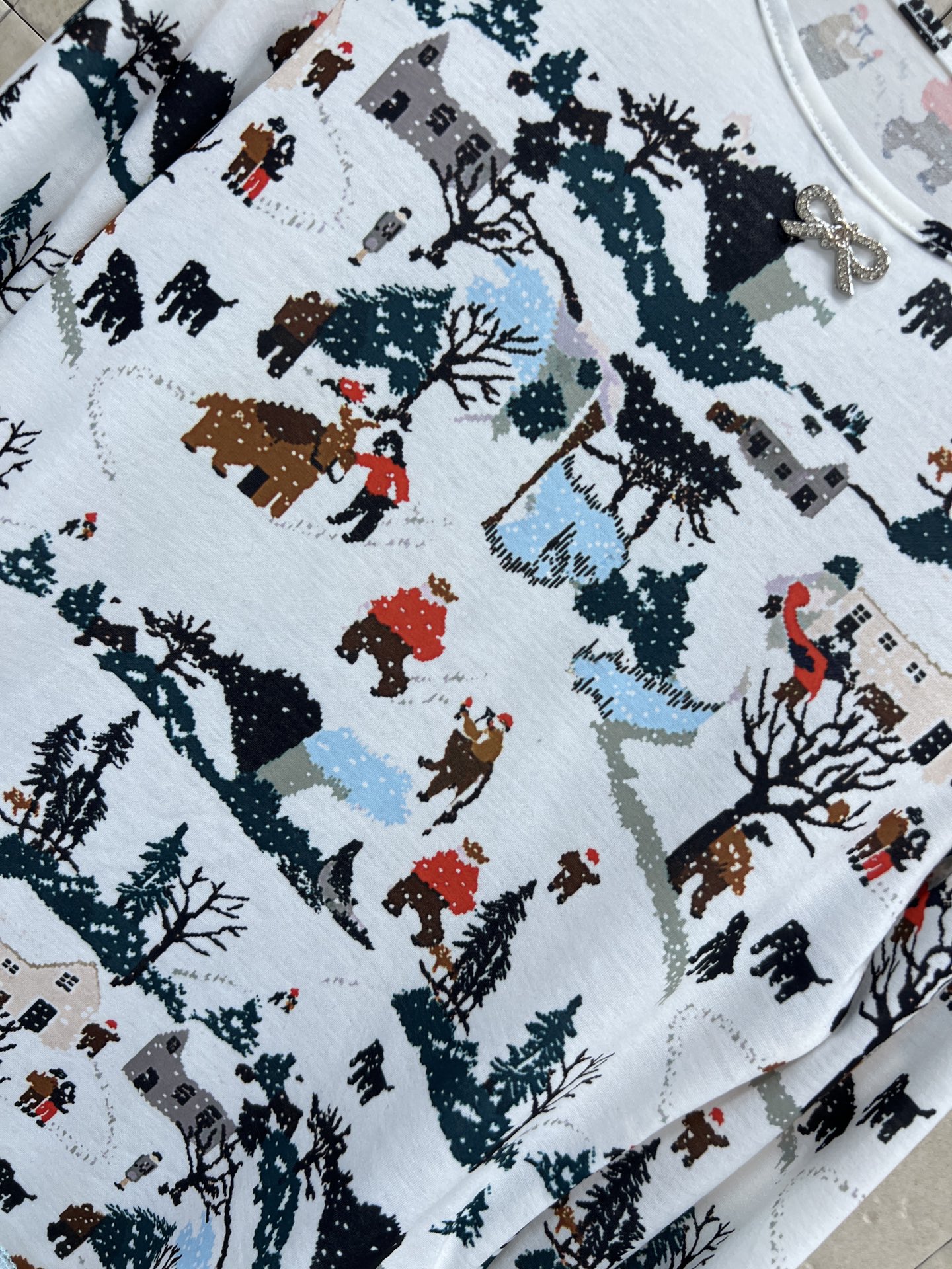 小香家 25秋冬新款 冬季森林主题印花打底衫 卡通图案超可爱 有雪景、树木、动物和小屋 氛围感满满 柔软