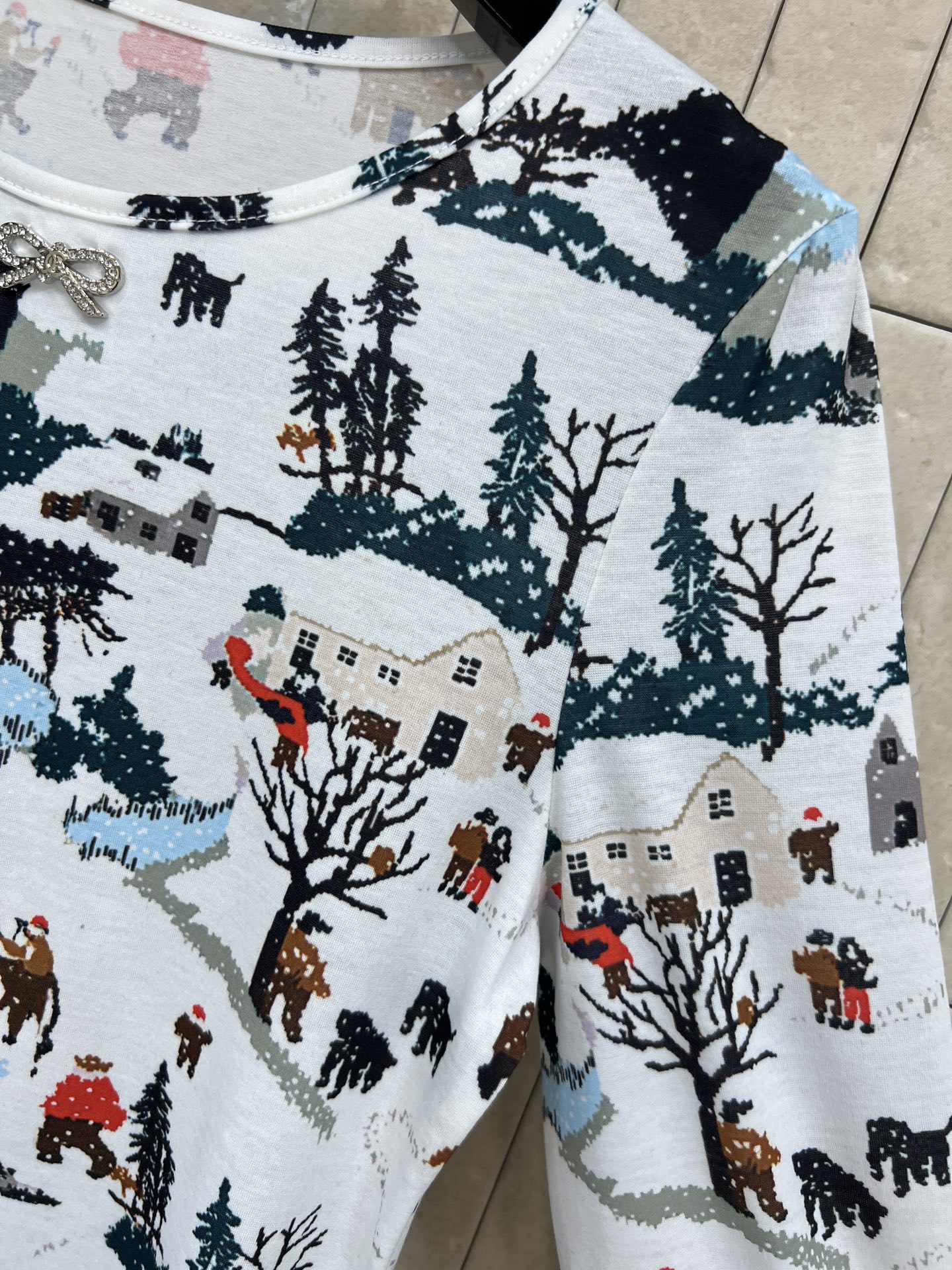 小香家 25秋冬新款 冬季森林主题印花打底衫 卡通图案超可爱 有雪景、树木、动物和小屋 氛围感满满 柔软