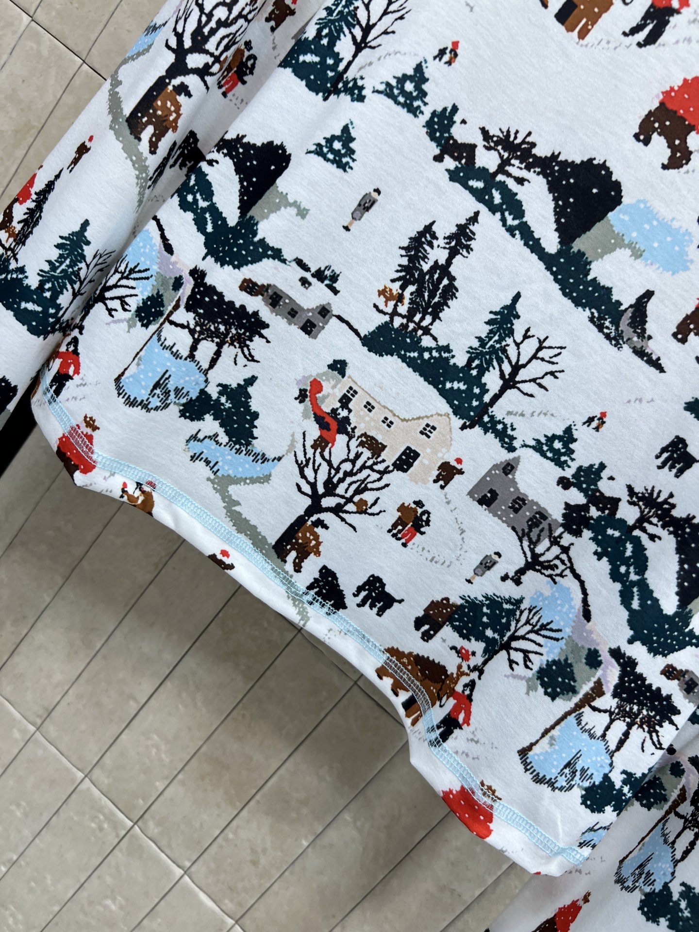 小香家 25秋冬新款 冬季森林主题印花打底衫 卡通图案超可爱 有雪景、树木、动物和小屋 氛围感满满 柔软