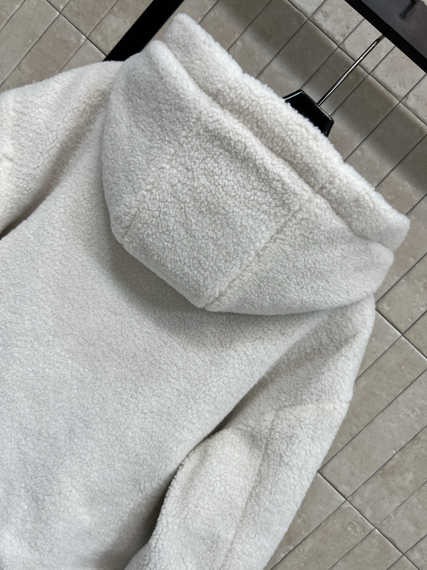 FD家 25秋冬新款 双面FF老花棉服 一面经典FF老花图案一面白色羊羔毛 一衣两穿超百搭！保暖力满分 