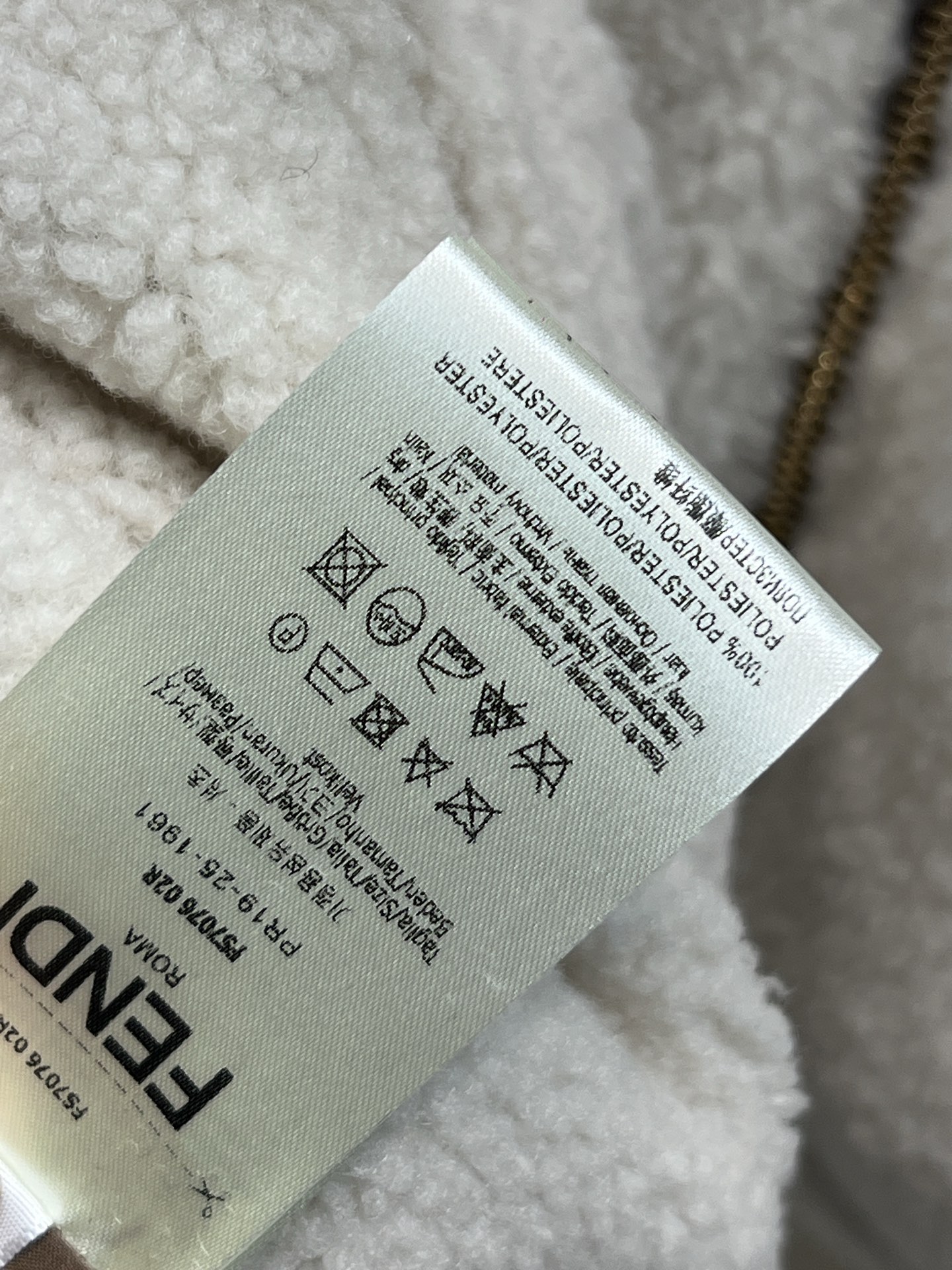 FD家 25秋冬新款 双面FF老花棉服 一面经典FF老花图案一面白色羊羔毛 一衣两穿超百搭！保暖力满分 