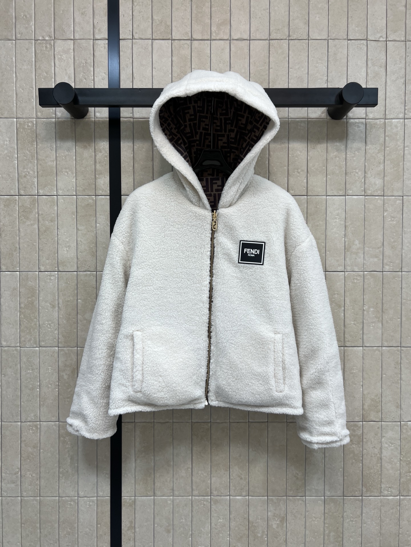 NO:664468,FD Home’s 25 new autumn and winter style double-sided FF presbyopic cotton clothing, one side with classic FF presbyopic pattern and the other side with white lamb wool, one garment, two wears, super versatile!  Perfect for keeping warm. The hooded design has a loose fit. It can be easily used for daily commuting or outdoor use in winter. It is both practical and fashionable. It is a high-end item that must be purchased in autumn and winter!  One color three codes SM L,,dior,hats, 19860909FD家 25秋冬新款 双面FF老花棉服 一面经典FF老花图案一面白色羊羔毛 一衣两穿超百搭！保暖力满分 连帽设计宽松版型 日常通勤或冬季户外都能轻松驾驭 兼具实用与时尚感 是秋冬必入的高端单品！一色三码 SM L,,dior,hats, ,Women's clothing