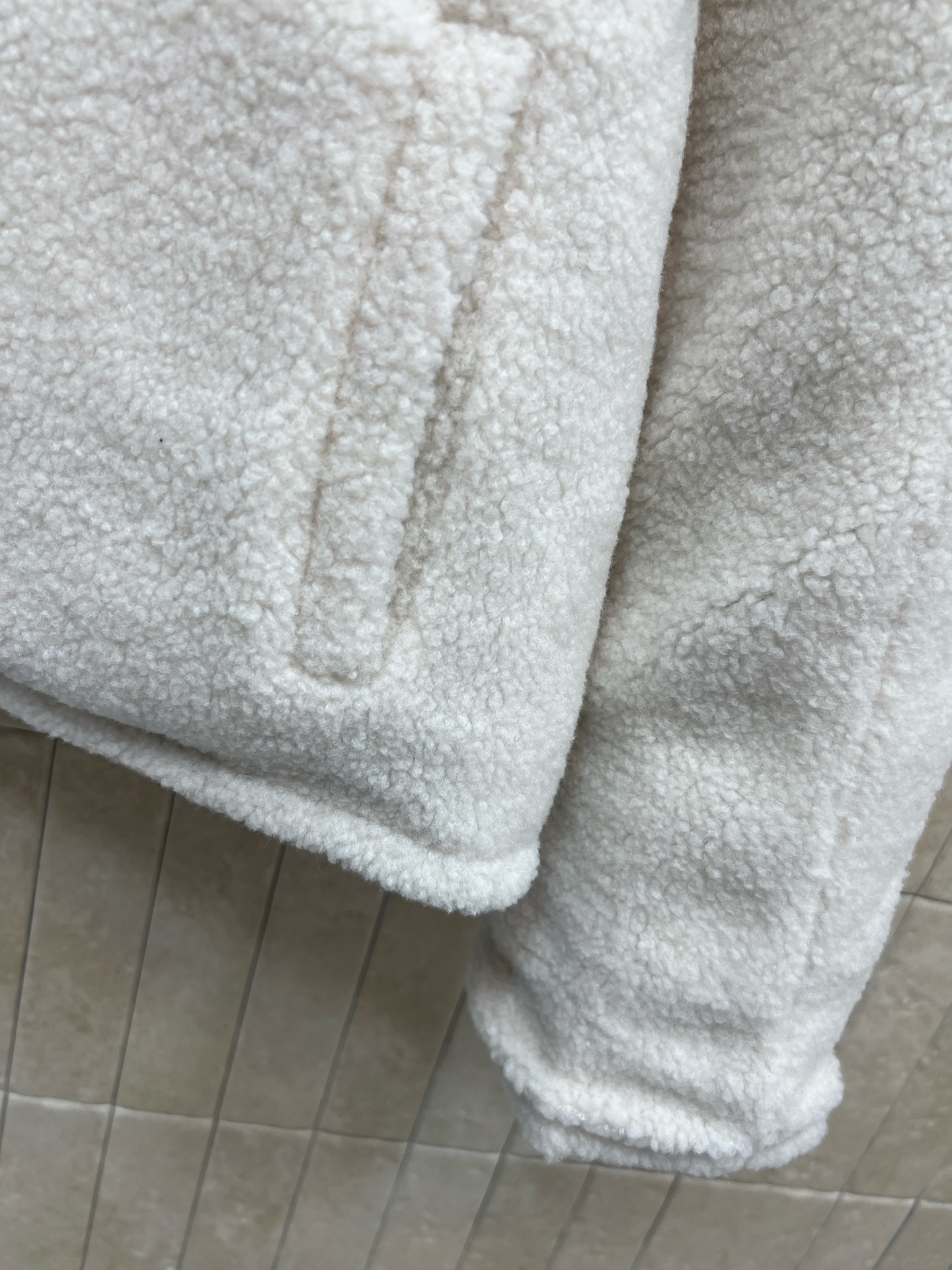 FD家 25秋冬新款 双面FF老花棉服 一面经典FF老花图案一面白色羊羔毛 一衣两穿超百搭！保暖力满分 