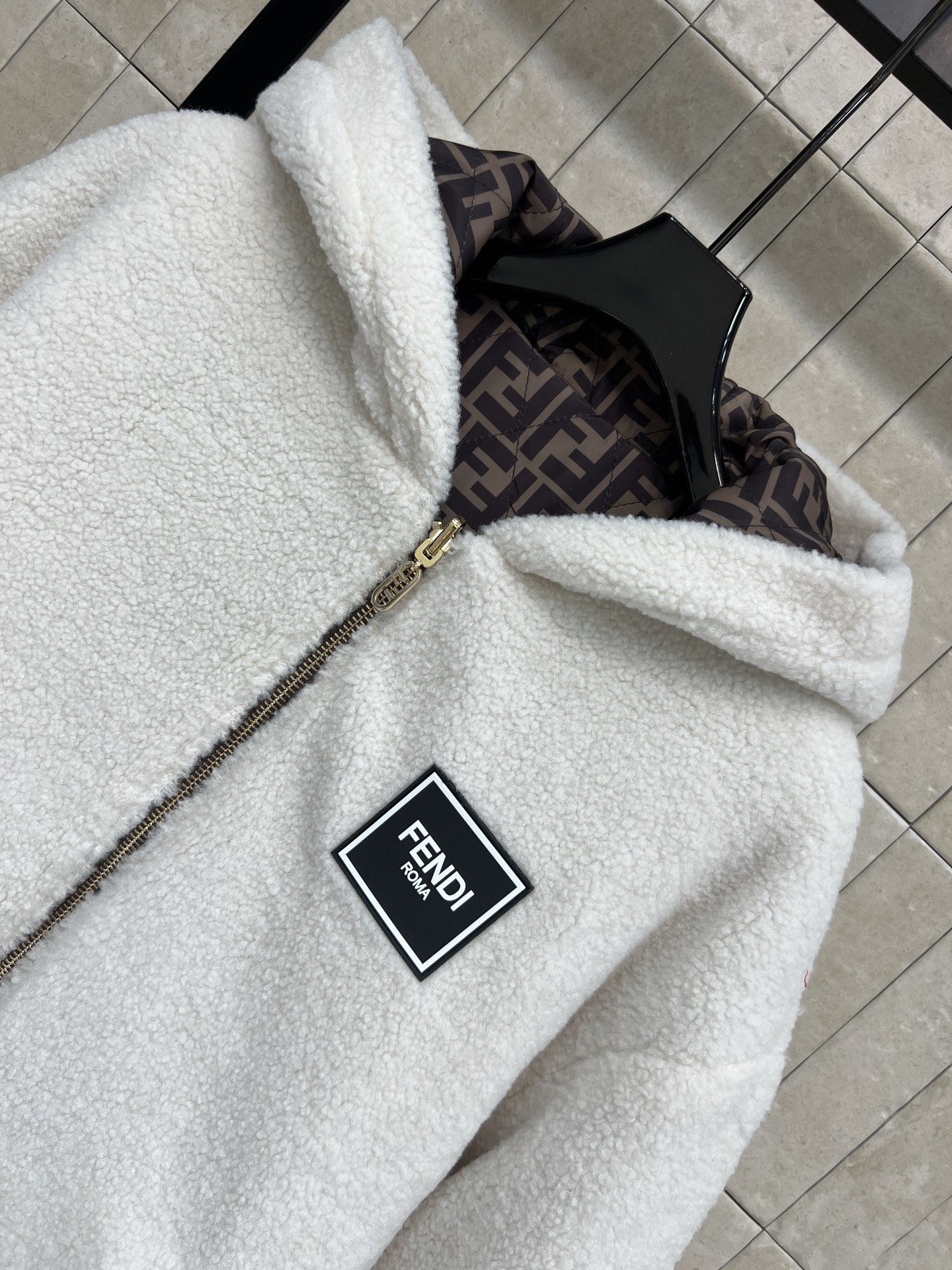 FD家 25秋冬新款 双面FF老花棉服 一面经典FF老花图案一面白色羊羔毛 一衣两穿超百搭！保暖力满分 