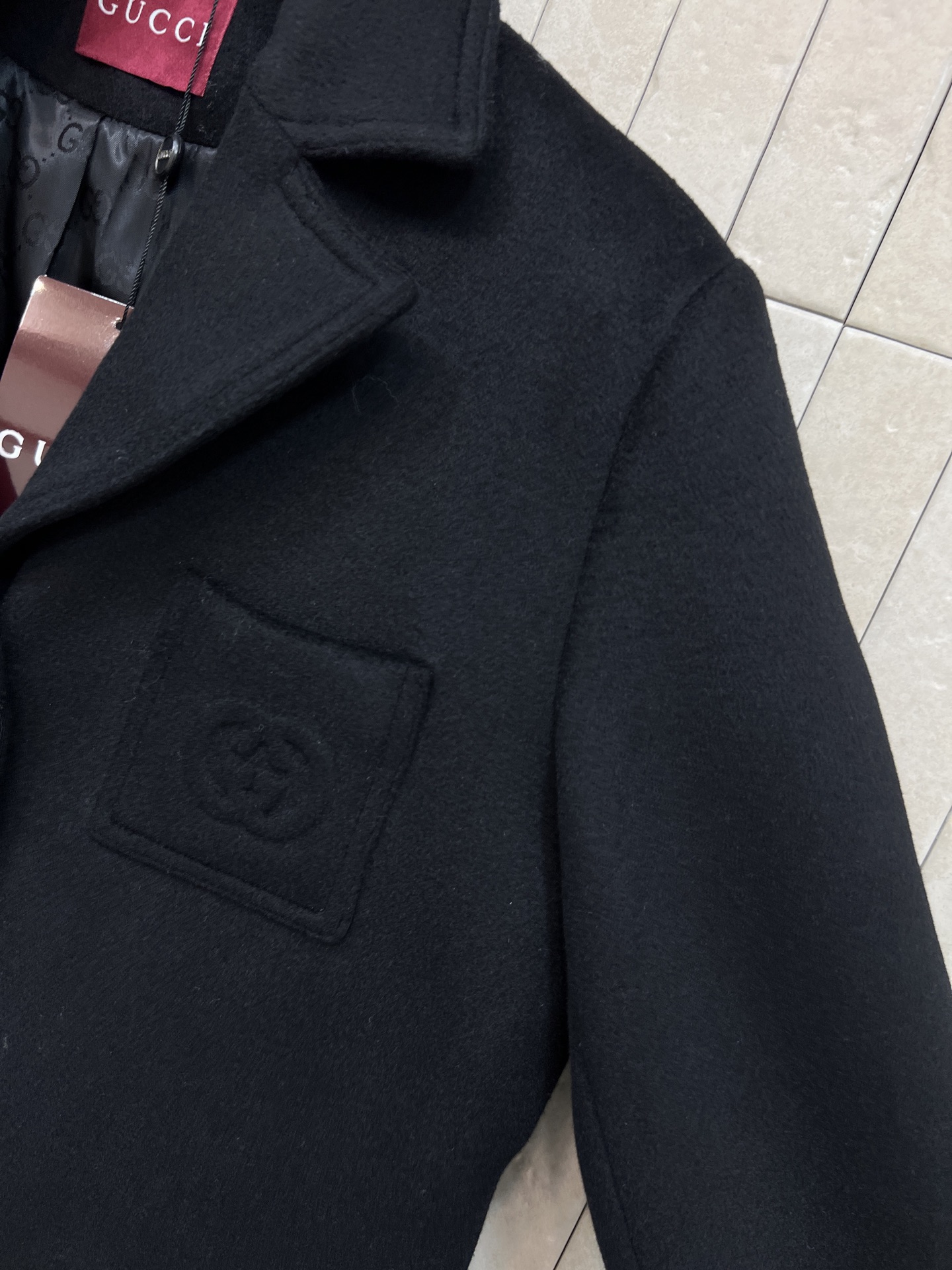 G家 26早春新款 黑色大衣 经典羊毛混纺 保暖又舒适 简约大气设计 胸前双G刺绣超有辨识度 翻领+对称