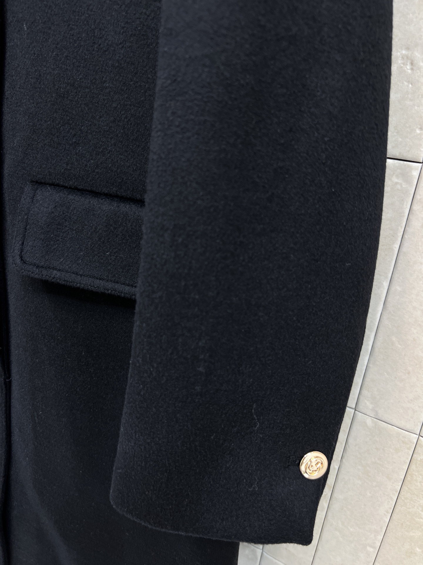 G家 26早春新款 黑色大衣 经典羊毛混纺 保暖又舒适 简约大气设计 胸前双G刺绣超有辨识度 翻领+对称