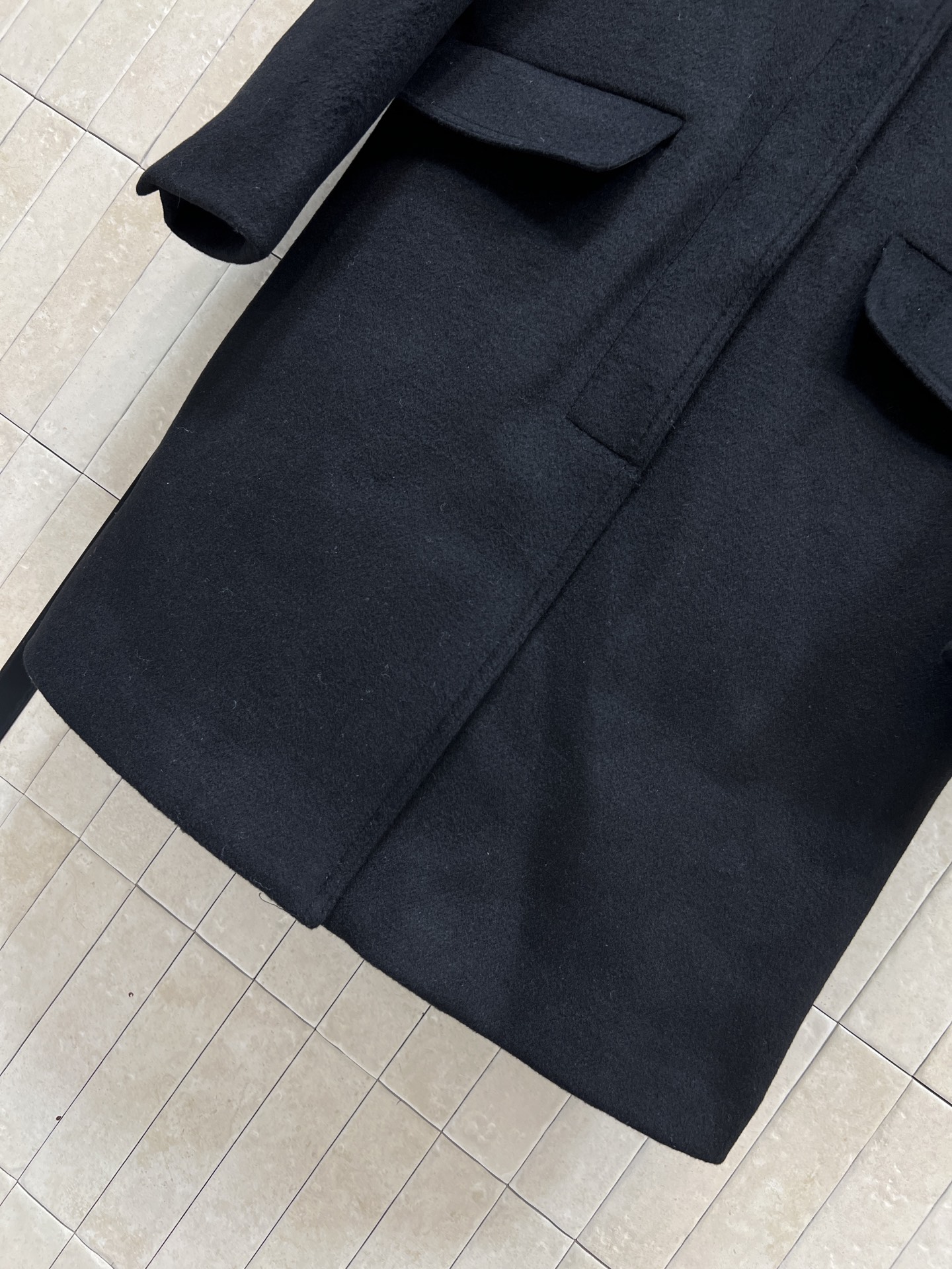 G家 26早春新款 黑色大衣 经典羊毛混纺 保暖又舒适 简约大气设计 胸前双G刺绣超有辨识度 翻领+对称