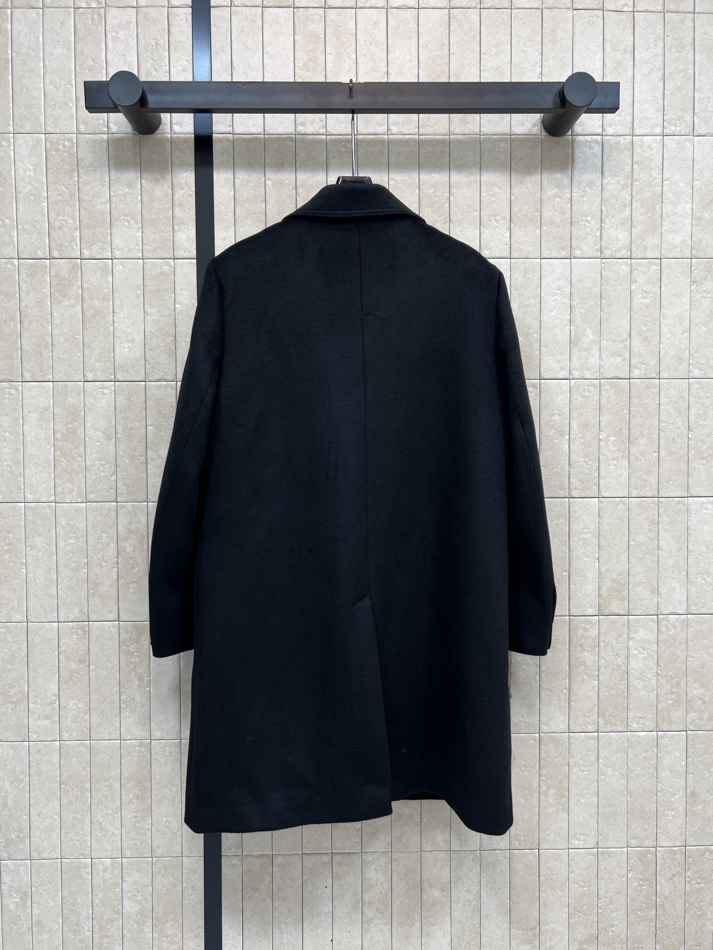 G家 26早春新款 黑色大衣 经典羊毛混纺 保暖又舒适 简约大气设计 胸前双G刺绣超有辨识度 翻领+对称