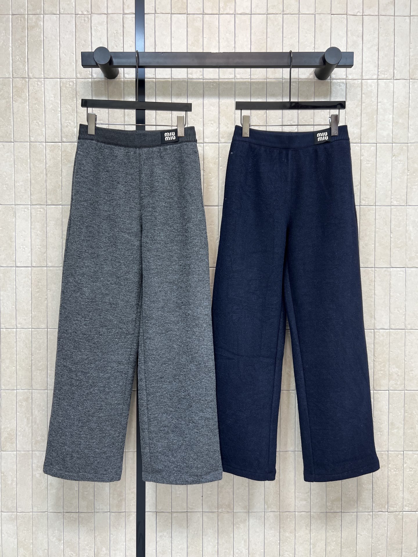 NO:664431,MIU's 25 new autumn and winter style contrasting high-waisted wide-leg pants are made of high-quality cashmere blend, soft and warm, and super comfortable to wear in autumn and winter!  The high-waisted wide-leg design modifies the leg shape and makes you look slimmer and taller. The dark gray color is versatile and not picky. It can be easily used for commuting and leisure. The contrasting threaded elastic waist makes it comfortable to wear and has good drape. It looks very elegant when paired with a sweater or coat~two colors and three sizes SM L,,miumiu, 19860909MIU家 25秋冬新款 撞色高腰阔腿裤 采用高品质羊绒混纺 柔软又保暖 秋冬穿超舒服！高腰阔腿设计 修饰腿型 显瘦显高 深灰色百搭不挑人 通勤休闲都能轻松驾驭 撞色螺纹腰部松紧 穿着舒适不勒 垂感好 搭配针织衫或大衣都很有气质~两色三码 SM L,,miumiu, ,Women's clothing