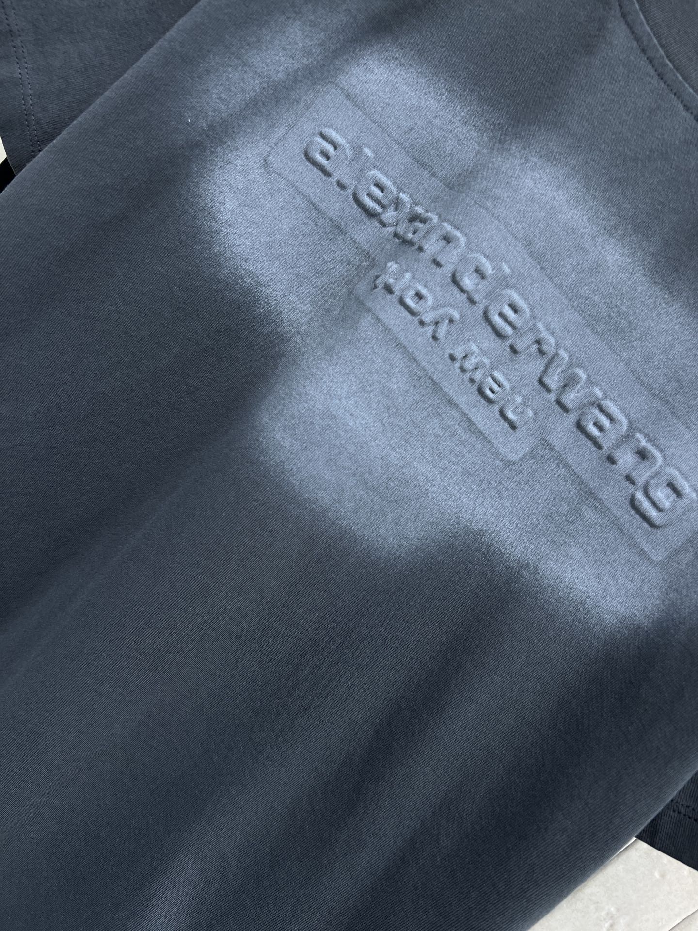 AW家 26春夏新款 浮雕字母短袖T恤 采用纯棉面料 厚实透气 夏天穿超舒服！胸口立体压花字母 品牌辨识