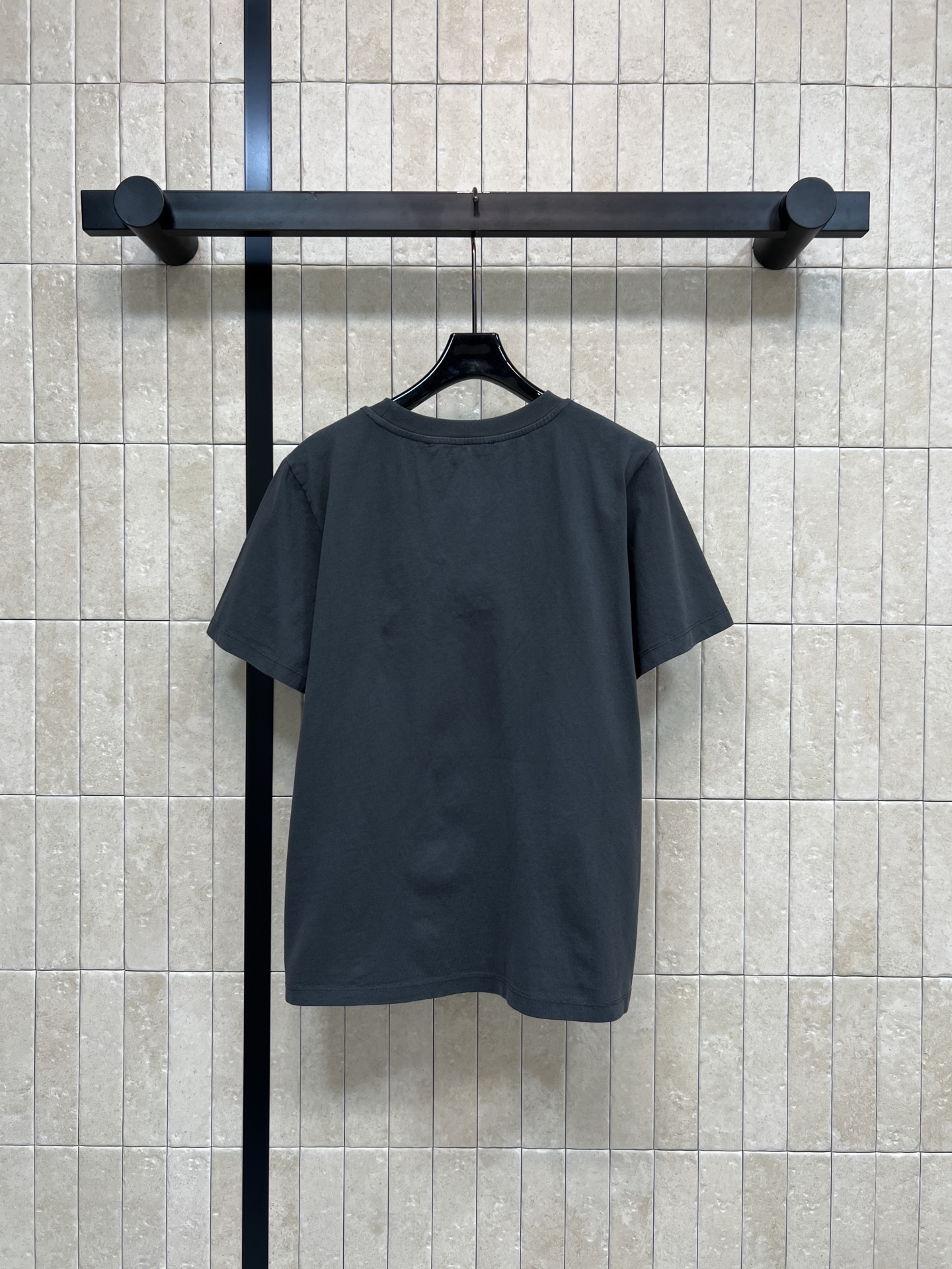 AW家 26春夏新款 浮雕字母短袖T恤 采用纯棉面料 厚实透气 夏天穿超舒服！胸口立体压花字母 品牌辨识