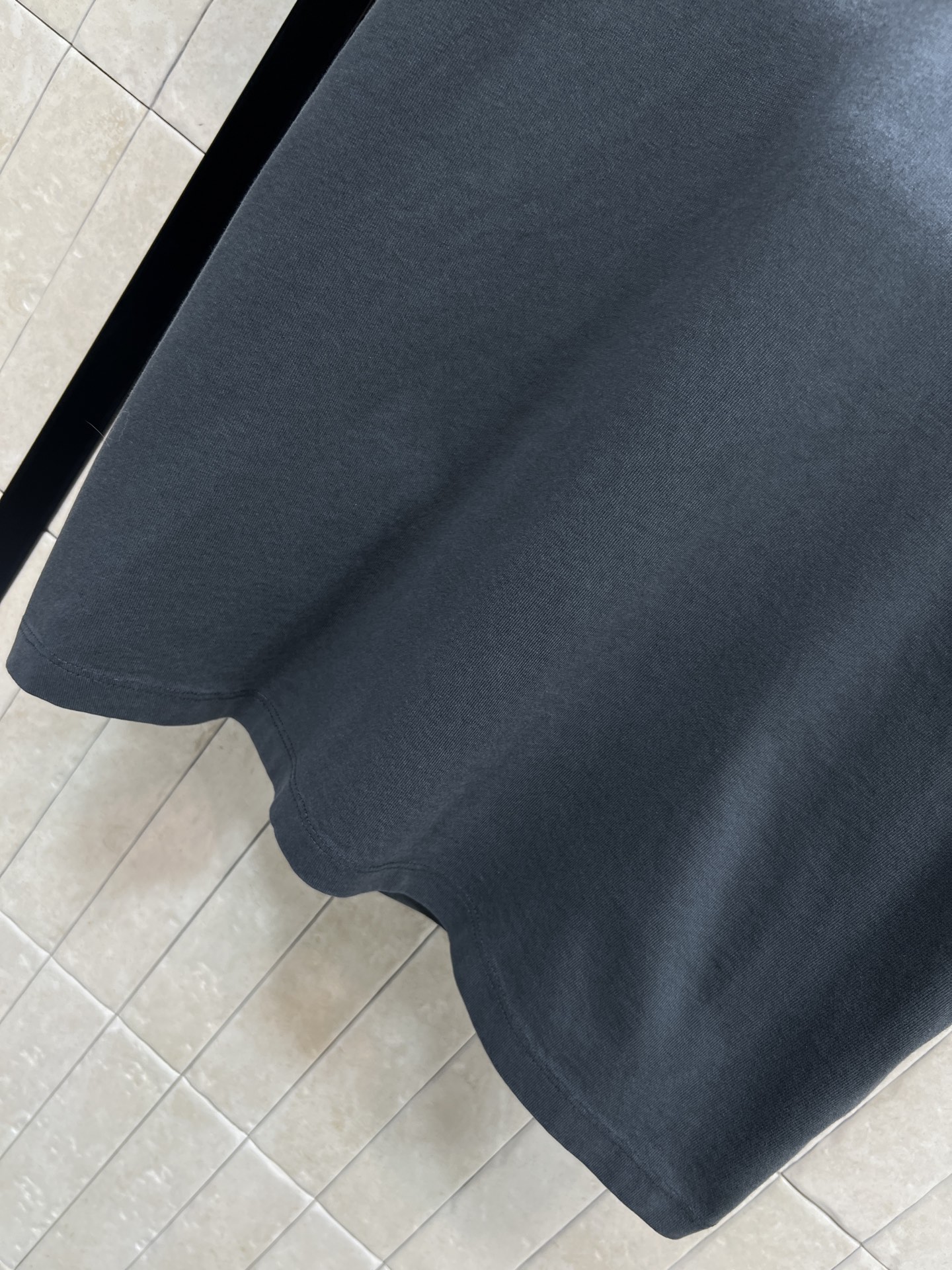 AW家 26春夏新款 浮雕字母短袖T恤 采用纯棉面料 厚实透气 夏天穿超舒服！胸口立体压花字母 品牌辨识