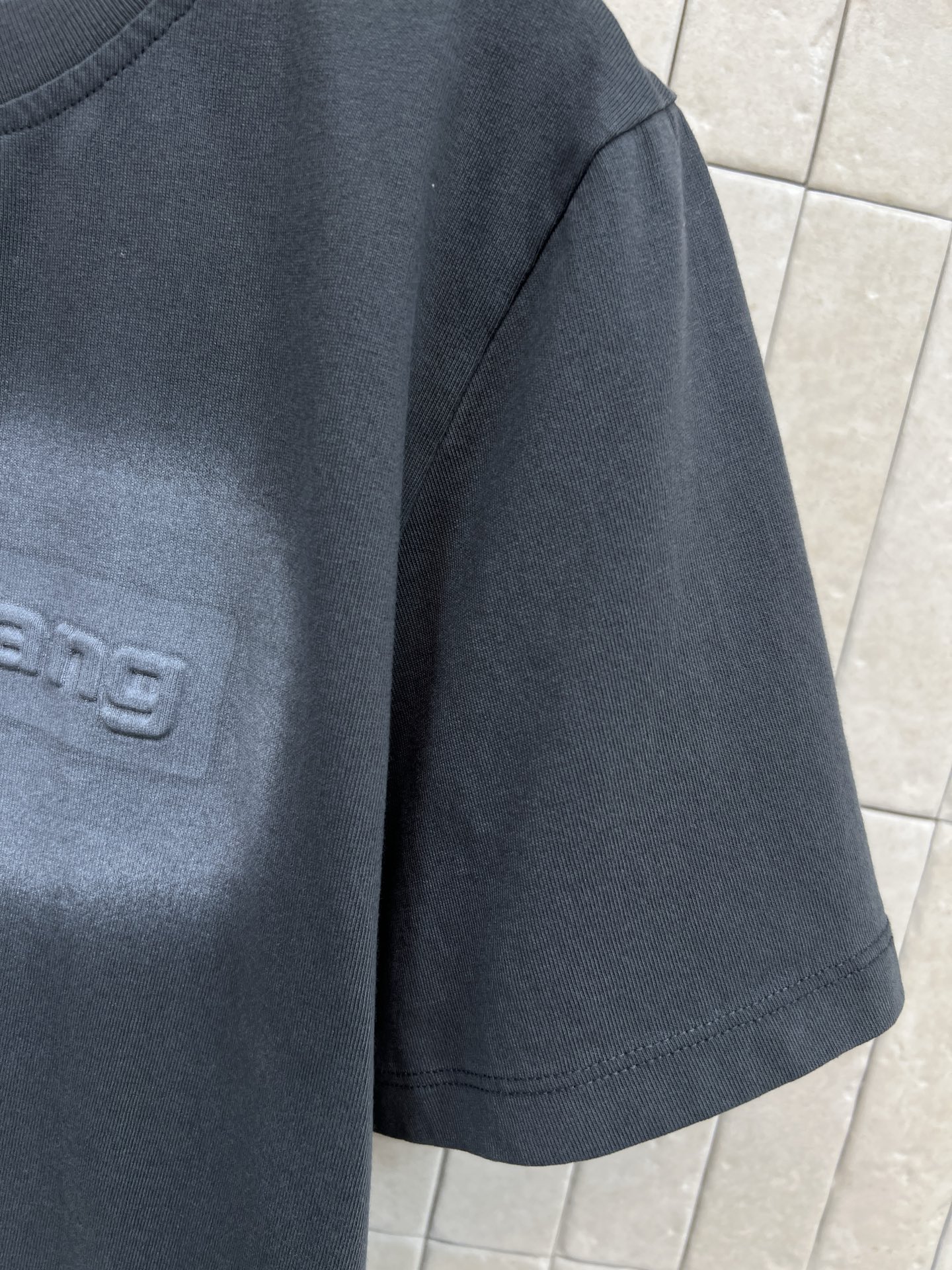 AW家 26春夏新款 浮雕字母短袖T恤 采用纯棉面料 厚实透气 夏天穿超舒服！胸口立体压花字母 品牌辨识