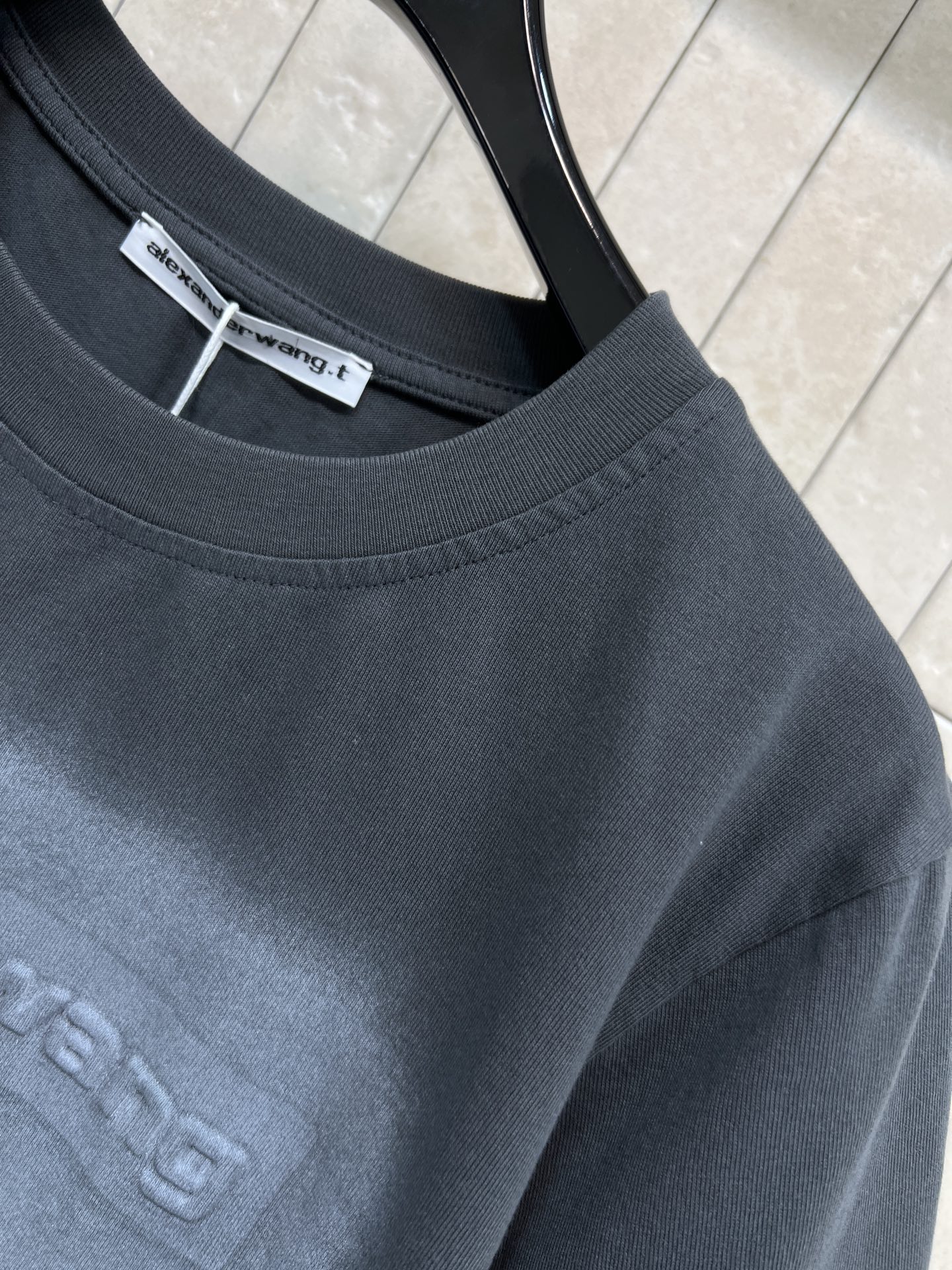 AW家 26春夏新款 浮雕字母短袖T恤 采用纯棉面料 厚实透气 夏天穿超舒服！胸口立体压花字母 品牌辨识