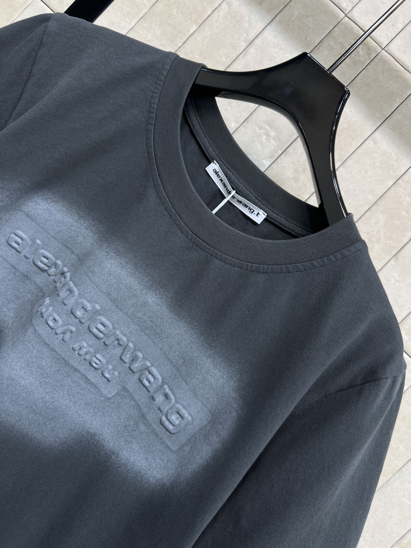 AW家 26春夏新款 浮雕字母短袖T恤 采用纯棉面料 厚实透气 夏天穿超舒服！胸口立体压花字母 品牌辨识