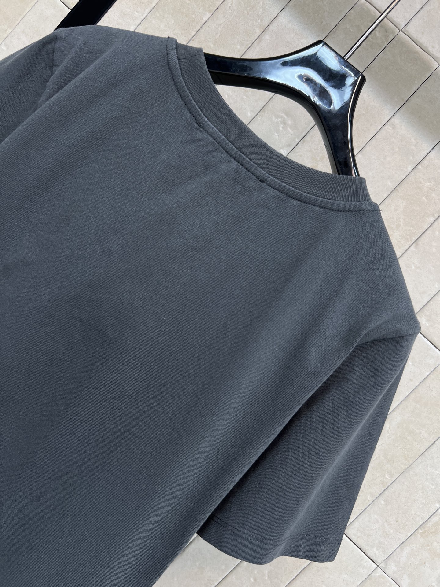 AW家 26春夏新款 浮雕字母短袖T恤 采用纯棉面料 厚实透气 夏天穿超舒服！胸口立体压花字母 品牌辨识