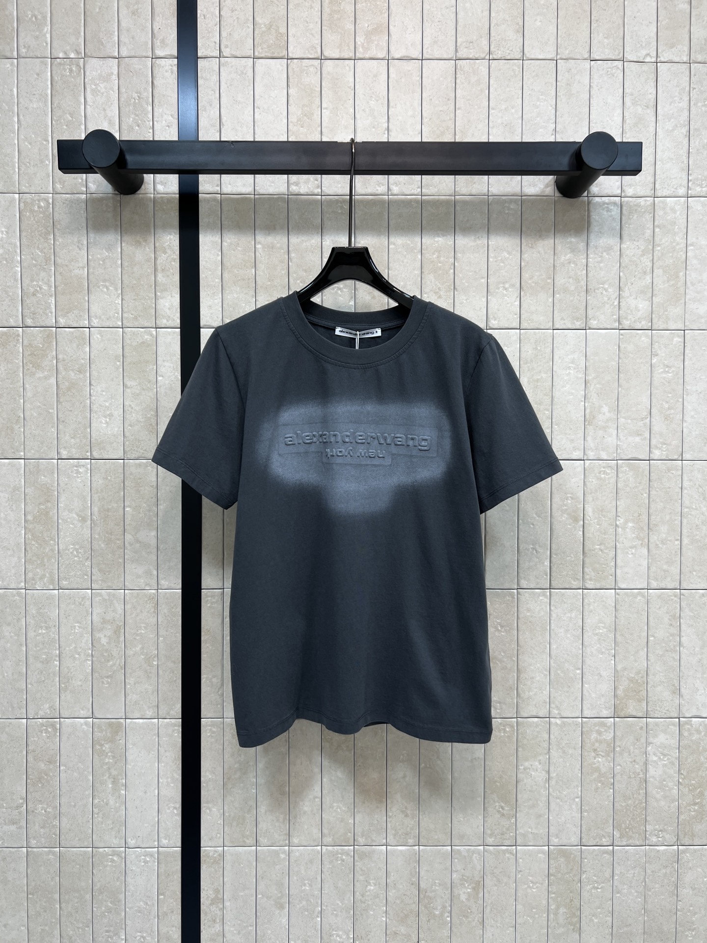 NO:664440,AW's 26 spring and summer new style short-sleeved T-shirt with embossed letters is made of pure cotton fabric, thick and breathable, super comfortable to wear in summer!  Three-dimensional embossed letters on the chest give perfect brand recognition. Dark gray washed and distressed, full of retro feel. Loose fit, easy for both men and women. Pair with jeans or casual pants for daily use. Easy to get street fashion. Simple and individual. A must-have for fashionistas!  One color and three codes SML,,jeans,T-shirt,tees,t-shirt, 19860909AW家 26春夏新款 浮雕字母短袖T恤 采用纯棉面料 厚实透气 夏天穿超舒服！胸口立体压花字母 品牌辨识度满分 深灰水洗做旧 复古感十足 宽松版型 男女都能轻松驾驭 日常搭配牛仔裤或休闲裤 轻松get街头潮流风 简约又有个性 潮人必备！一色三码 SML,,jeans,T-shirt,tees，t-shirt, ,Women's clothing