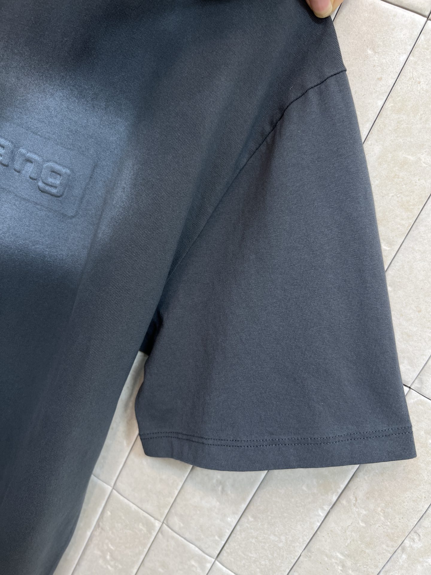 AW家 26春夏新款 浮雕字母长款短袖T恤 采用纯棉面料 厚实透气 夏天穿超舒服！胸口立体压花字母 品牌