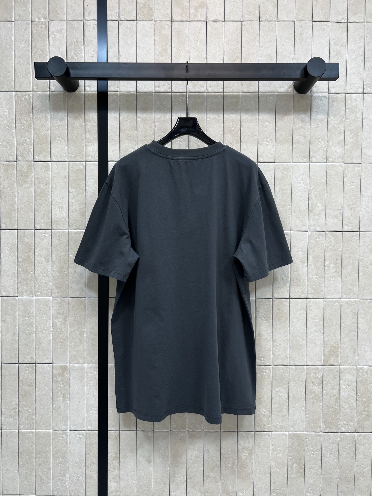 AW家 26春夏新款 浮雕字母长款短袖T恤 采用纯棉面料 厚实透气 夏天穿超舒服！胸口立体压花字母 品牌