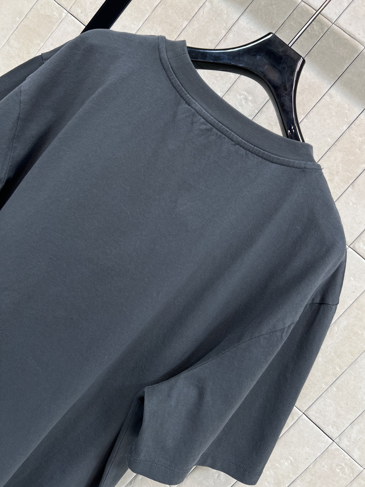 AW家 26春夏新款 浮雕字母长款短袖T恤 采用纯棉面料 厚实透气 夏天穿超舒服！胸口立体压花字母 品牌