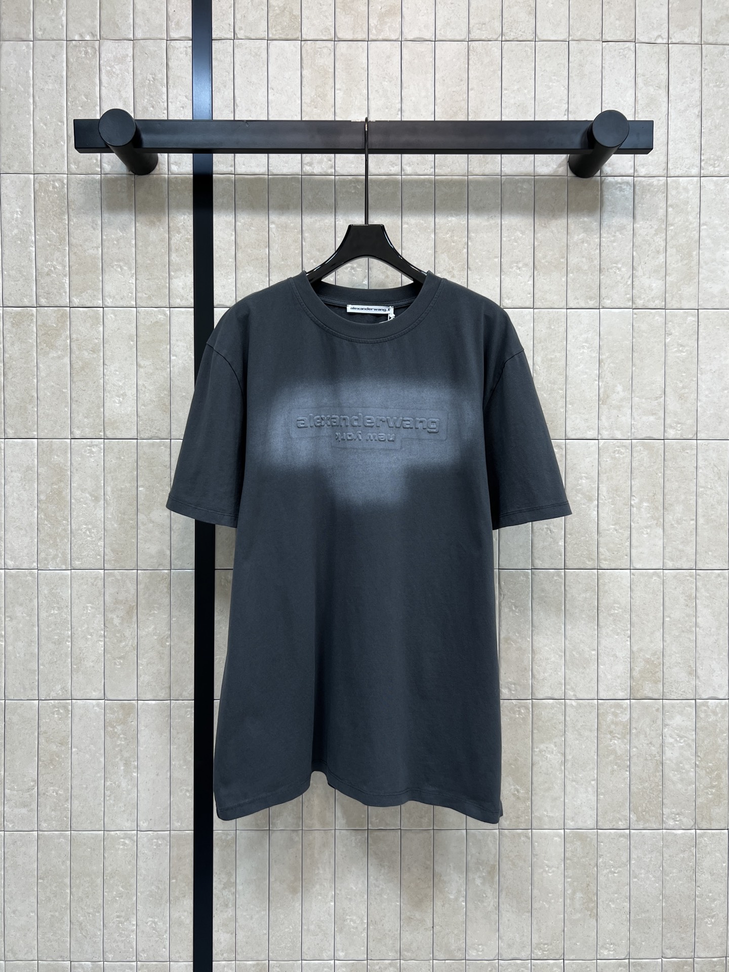 NO:664450,AW's 26 spring and summer new style long short-sleeved T-shirt with embossed letters is made of pure cotton fabric, thick and breathable, super comfortable to wear in summer!  Three-dimensional embossed letters on the chest give perfect brand recognition. Dark gray washed and distressed, full of retro feel. Loose fit, easy for both men and women. Pair with jeans or casual pants for daily use. Easy to get street fashion. Simple and individual. A must-have for fashionistas!  One color and three codes SML,,jeans,T-shirt,tees,t-shirt, 19860909AW家 26春夏新款 浮雕字母长款短袖T恤 采用纯棉面料 厚实透气 夏天穿超舒服！胸口立体压花字母 品牌辨识度满分 深灰水洗做旧 复古感十足 宽松版型 男女都能轻松驾驭 日常搭配牛仔裤或休闲裤 轻松get街头潮流风 简约又有个性 潮人必备！一色三码 SML,,jeans,T-shirt,tees，t-shirt, ,Women's clothing