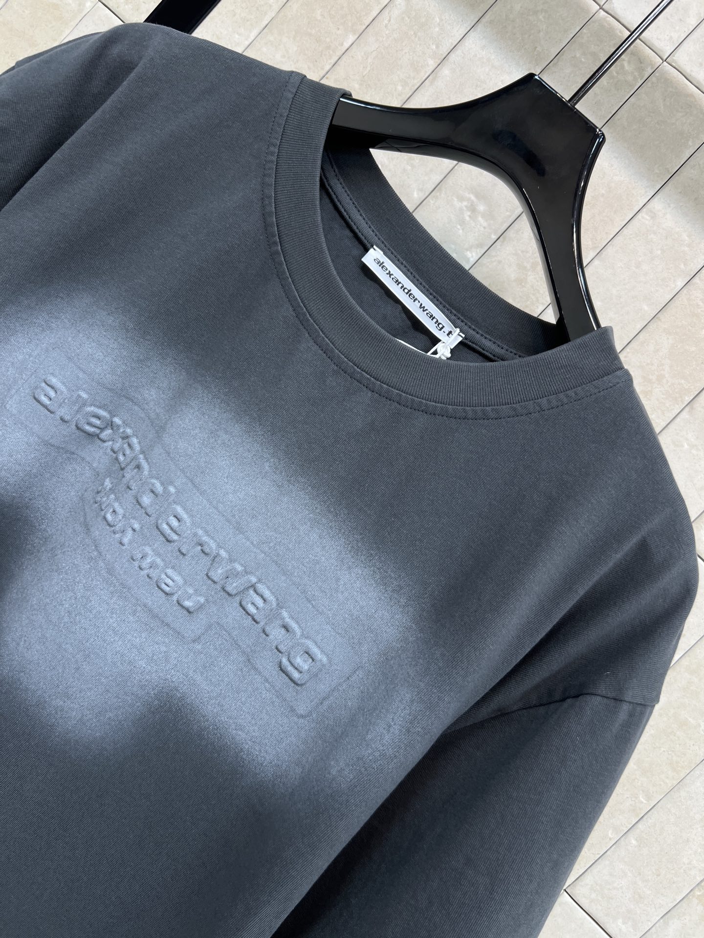 AW家 26春夏新款 浮雕字母长款短袖T恤 采用纯棉面料 厚实透气 夏天穿超舒服！胸口立体压花字母 品牌