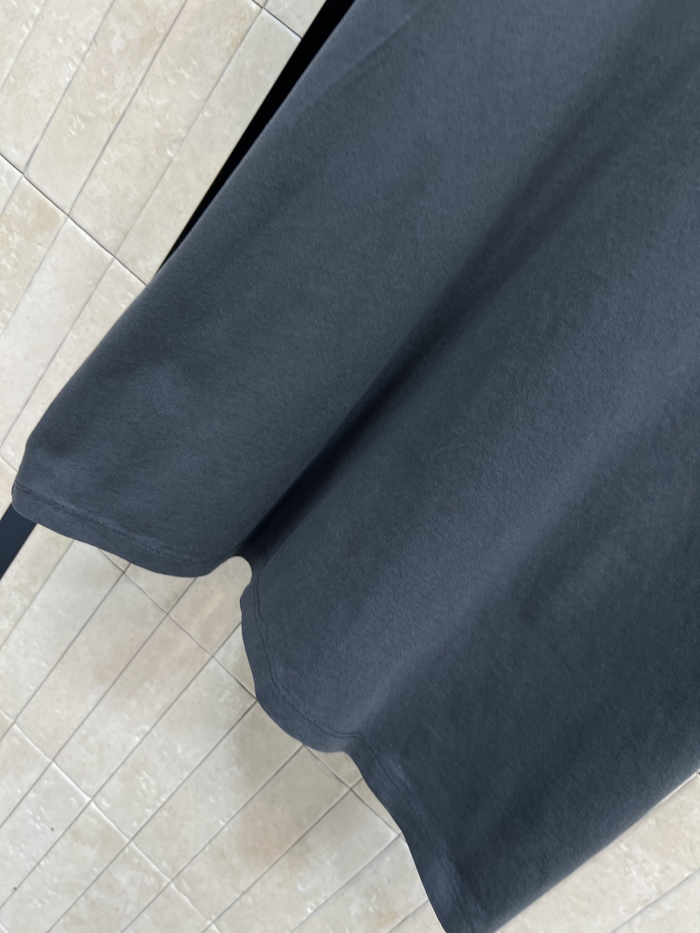 AW家 26春夏新款 浮雕字母长款短袖T恤 采用纯棉面料 厚实透气 夏天穿超舒服！胸口立体压花字母 品牌