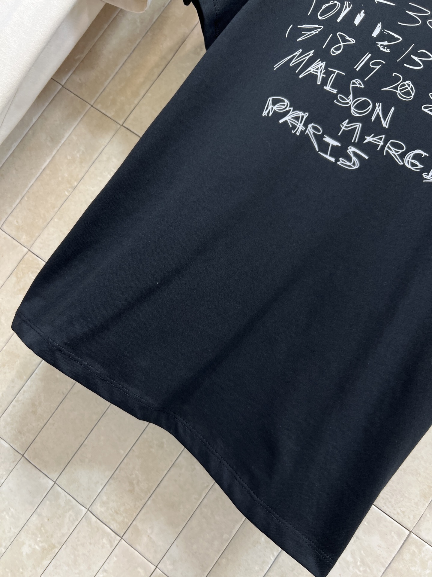 26春夏新款 数字印花短袖T恤 采用100%纯棉 柔软亲肤 透气性超棒！正面手写数字 品牌标识 涂鸦风格