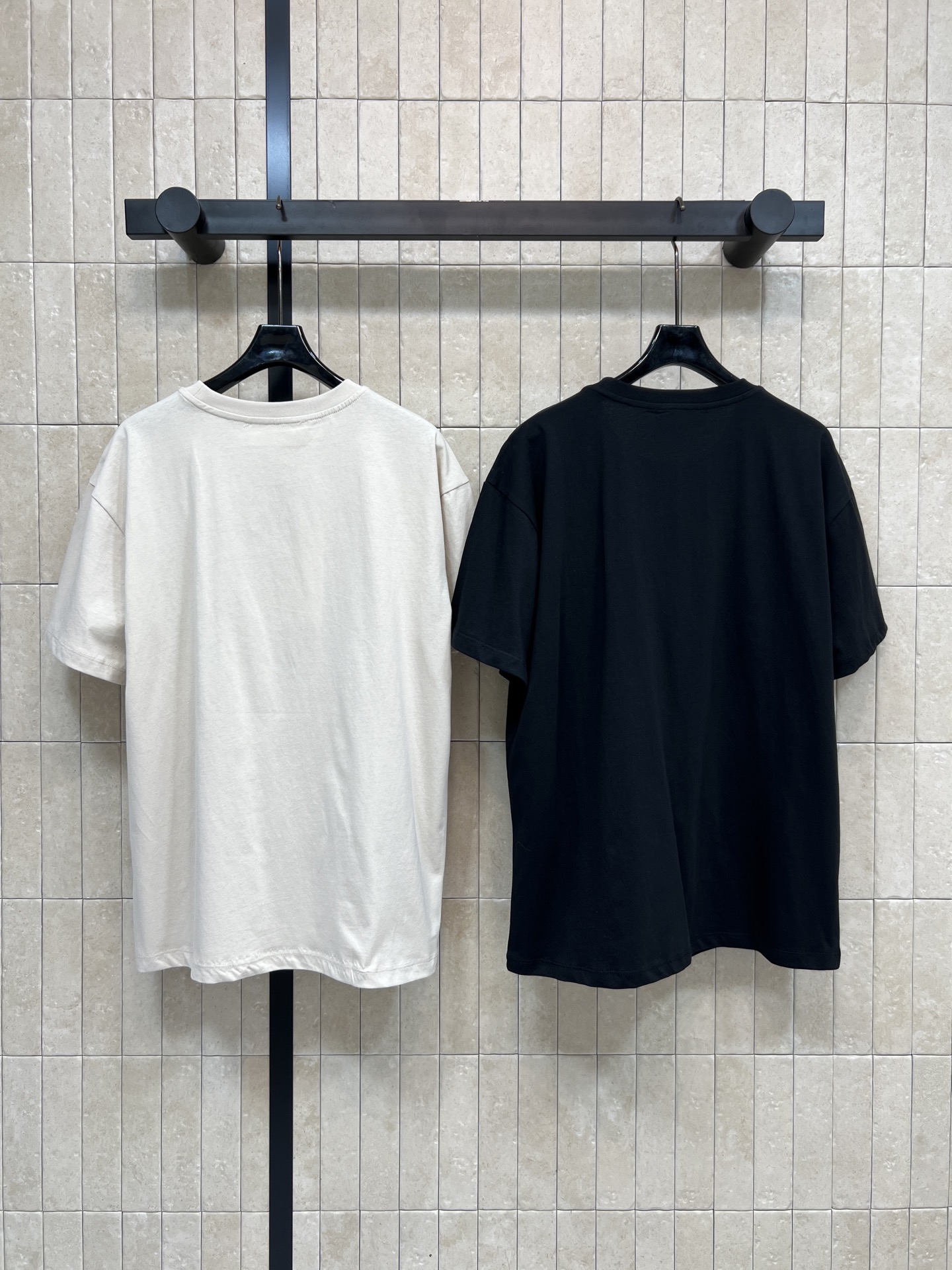 26春夏新款 数字印花短袖T恤 采用100%纯棉 柔软亲肤 透气性超棒！正面手写数字 品牌标识 涂鸦风格