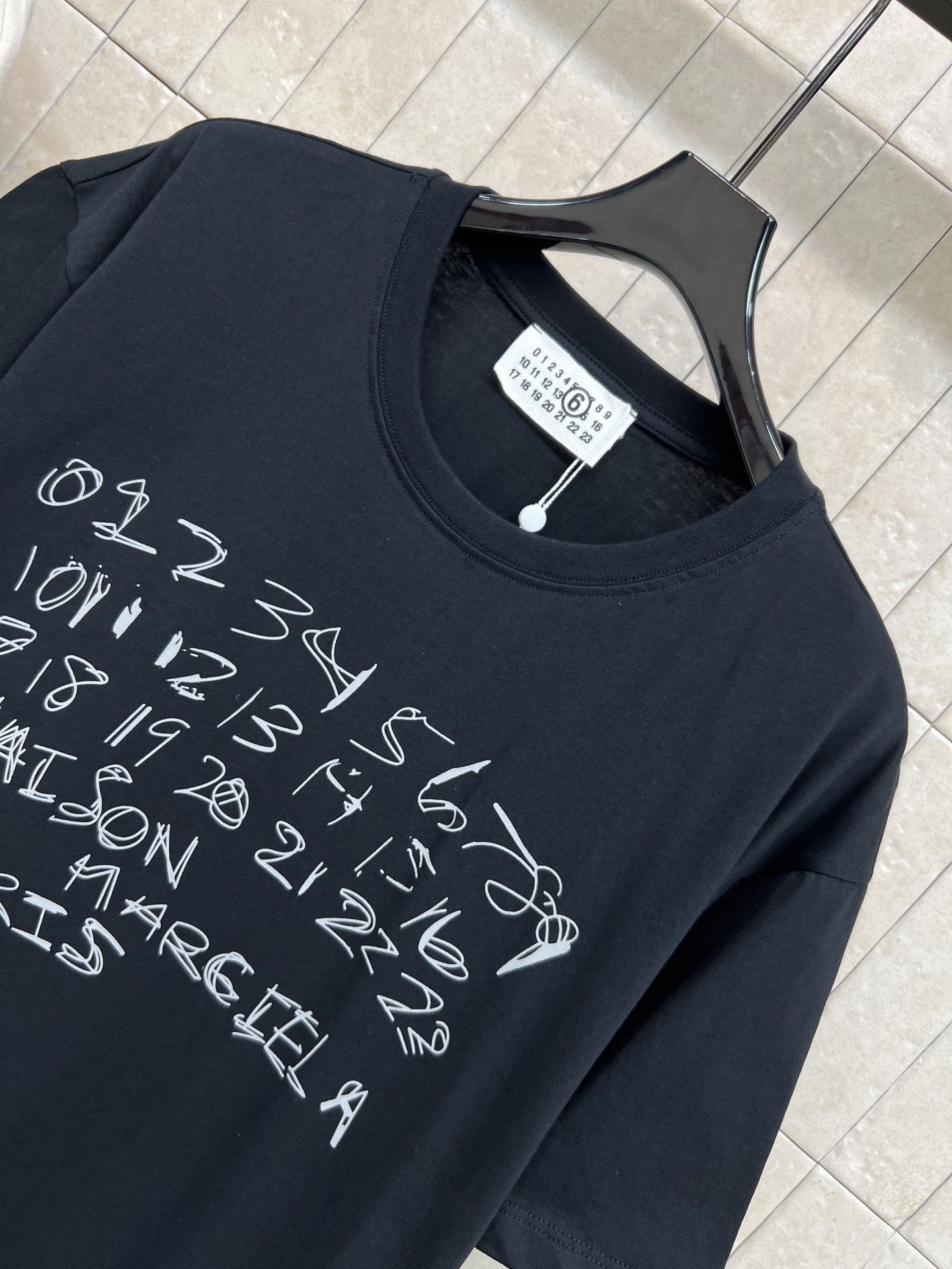 26春夏新款 数字印花短袖T恤 采用100%纯棉 柔软亲肤 透气性超棒！正面手写数字 品牌标识 涂鸦风格