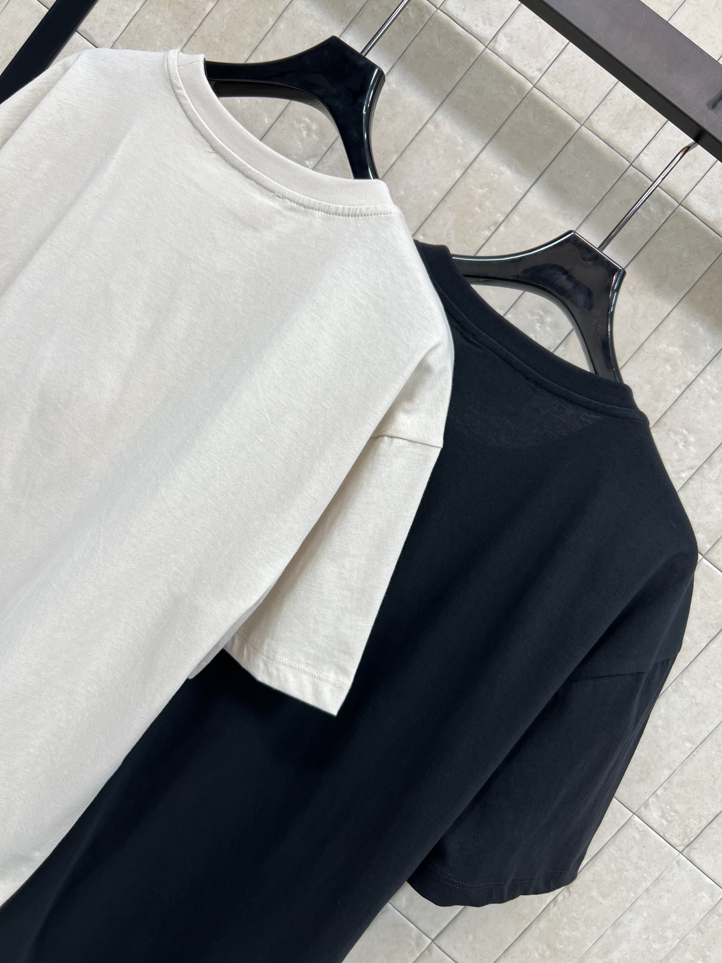 26春夏新款 数字印花短袖T恤 采用100%纯棉 柔软亲肤 透气性超棒！正面手写数字 品牌标识 涂鸦风格