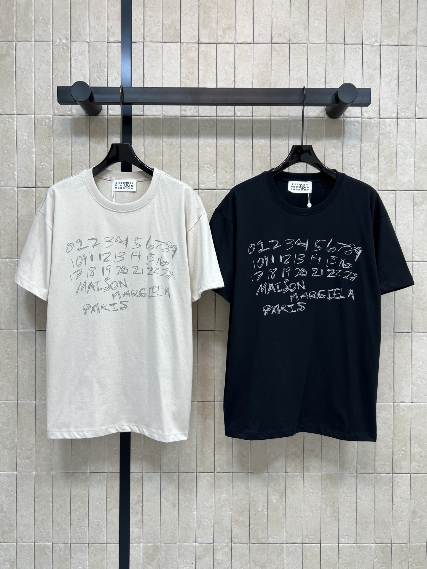 NO:664457,The new spring and summer 26 digitally printed short-sleeved T-shirt is made of pure cotton, soft and skin-friendly, and has excellent breathability!  Handwritten numbers on the front Brand logo Graffiti style is very artistic and recognizable Loose fit Suitable for men and women Available in white and black Versatility and easy to control in daily casual and street style Excellent to wear alone or as an inner layer Two colors and three sizes SM L, T-shirt, tees, t-shirt,  1986090926春夏新款 数字印花短袖T恤 采用纯棉 柔软亲肤 透气性超棒！正面手写数字 品牌标识 涂鸦风格超有艺术感和辨识度 宽松版型 男女同款 白色和黑色可选 百搭不挑人 日常休闲、街头风都能轻松驾驭 单穿或内搭都很出彩 两色三码 SM L,,T-shirt,tees，t-shirt, ,Women's clothing