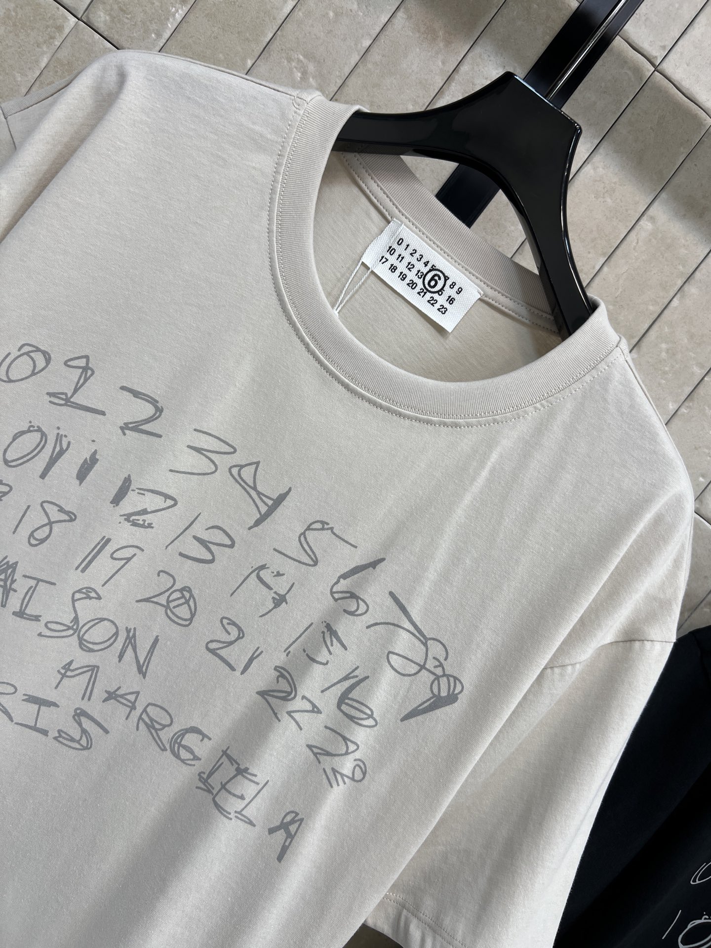 26春夏新款 数字印花短袖T恤 采用100%纯棉 柔软亲肤 透气性超棒！正面手写数字 品牌标识 涂鸦风格