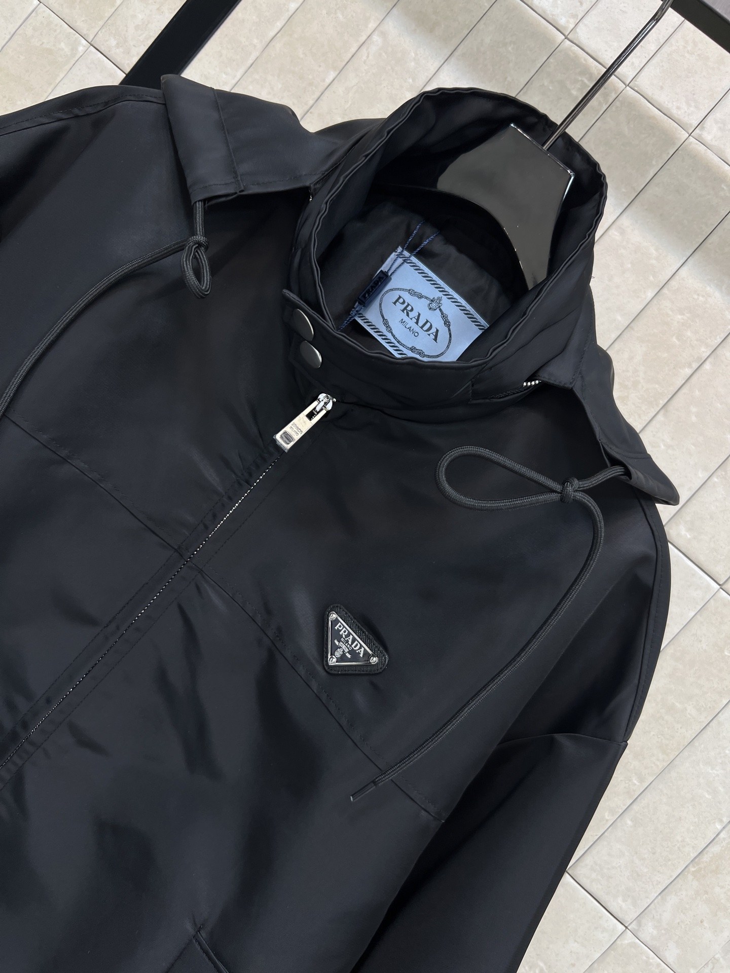 PD家 25秋冬新款 黑色连帽夹克外套 可拆卸连帽立领设计 轻薄尼龙材质 防风防水 日常出街或户外都很适