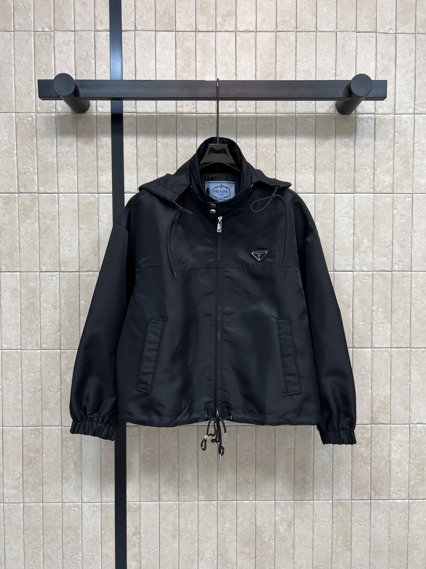 NO:664470,PD Home 25 new autumn and winter style black hooded jacket with detachable hooded stand-up collar design, lightweight nylon material, windproof and waterproof, suitable for daily street or outdoor use!  The enamel triangle badge on the chest is very recognizable. The drawstring at the hem is comfortable to wear. Genderless simple style. It goes well with jeans or sneakers. One color and three sizes. SML, dior, sneakers, jeans, jackets & coats, jackets & coats, hats,  19860909PD家 25秋冬新款 黑色连帽夹克外套 可拆卸连帽立领设计 轻薄尼龙材质 防风防水 日常出街或户外都很适合！胸前珐琅三角徽章超有辨识度 下摆抽绳收口 穿着舒适 无性别简约风 搭配牛仔裤或运动鞋都很OK 一色三码 SML,,dior,sneakers,jeans,jackets & coats,jackets & coats,hats, ,Women's clothing