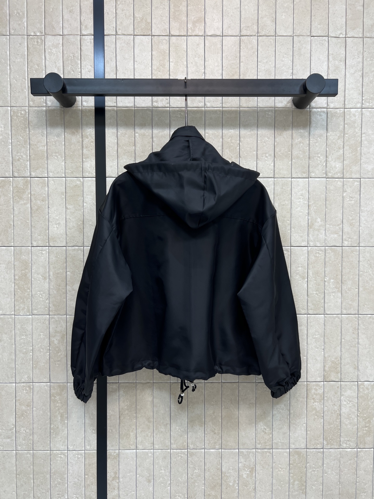 PD家 25秋冬新款 黑色连帽夹克外套 可拆卸连帽立领设计 轻薄尼龙材质 防风防水 日常出街或户外都很适