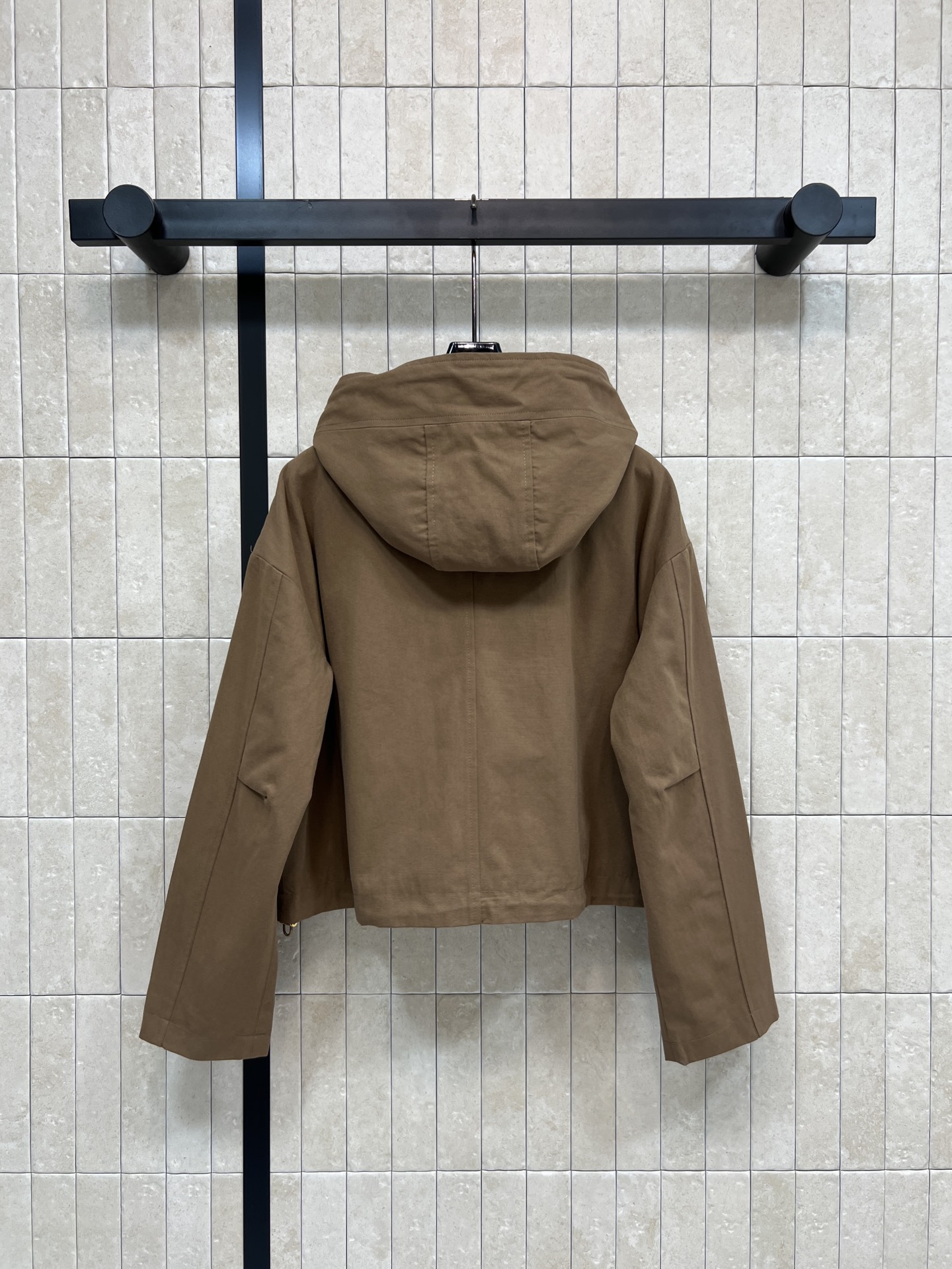 FD家 25秋冬新款 工装风连帽夹克 款宽松版型 棕色棉质面料 内衬FF标志图案 品牌感满满 连帽+金属