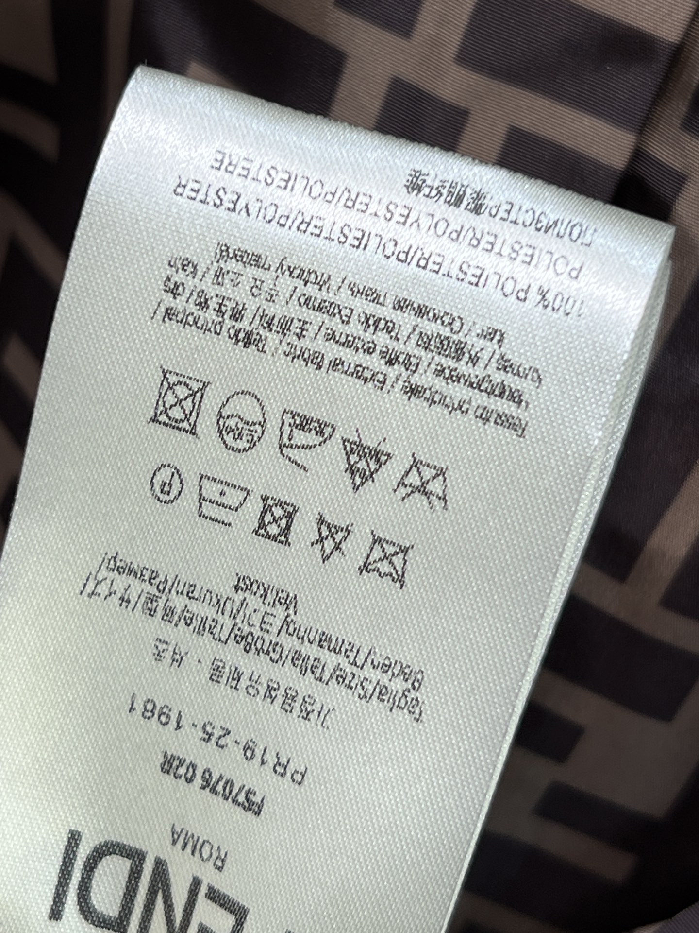 FD家 25秋冬新款 工装风连帽夹克 款宽松版型 棕色棉质面料 内衬FF标志图案 品牌感满满 连帽+金属