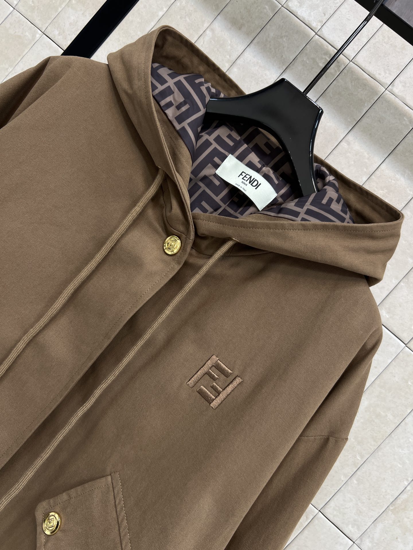 FD家 25秋冬新款 工装风连帽夹克 款宽松版型 棕色棉质面料 内衬FF标志图案 品牌感满满 连帽+金属