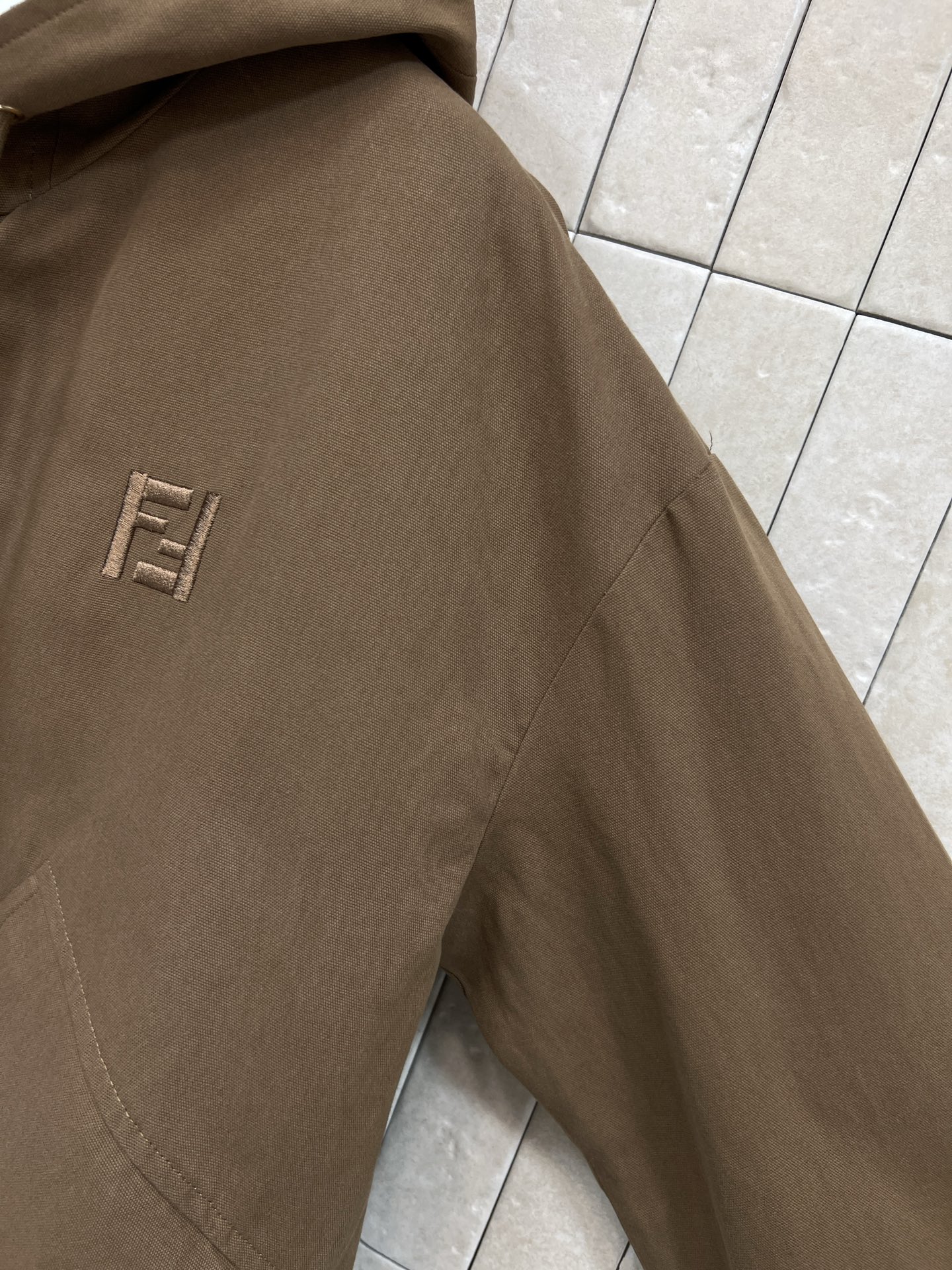 FD家 25秋冬新款 工装风连帽夹克 款宽松版型 棕色棉质面料 内衬FF标志图案 品牌感满满 连帽+金属