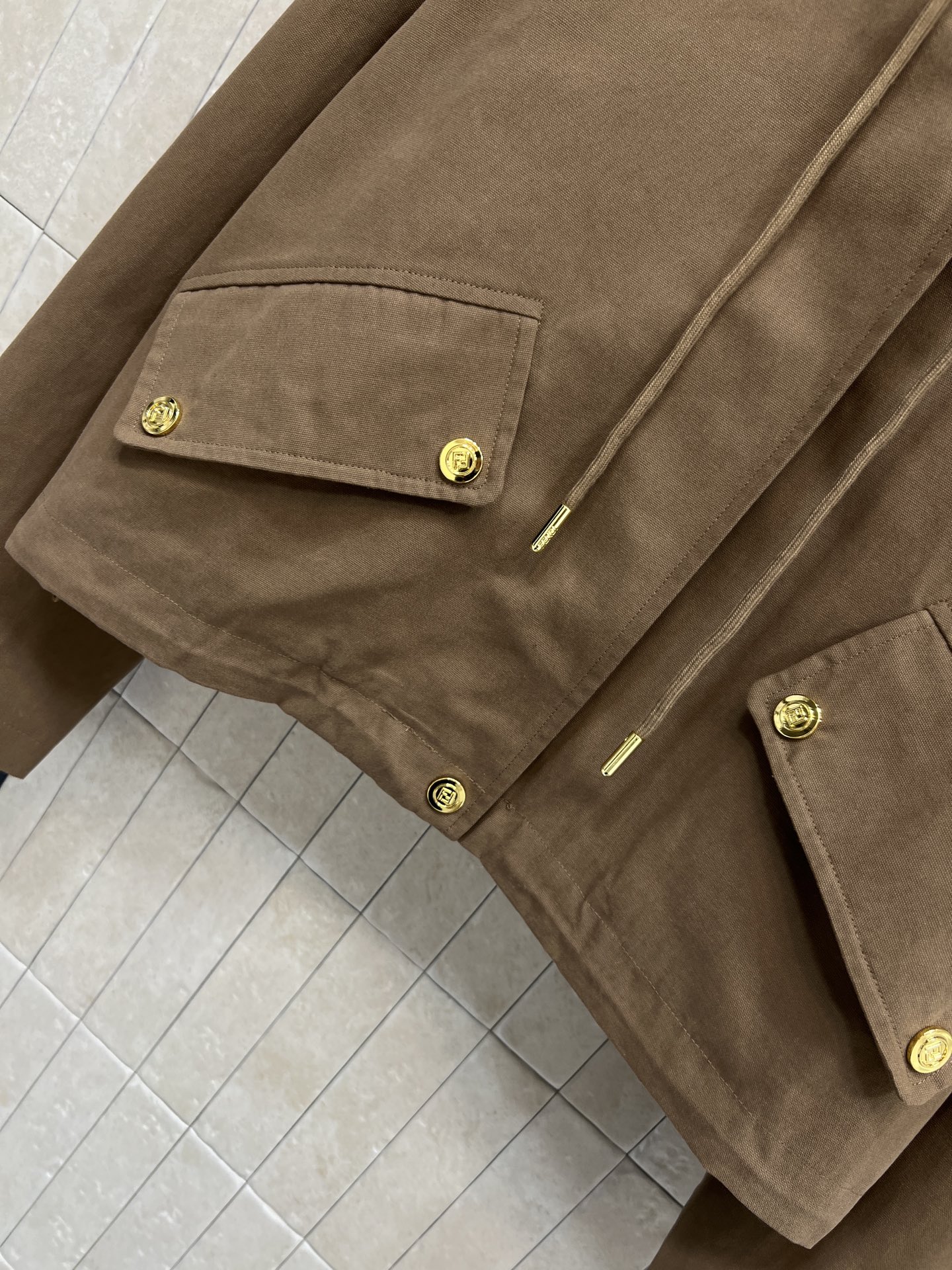 FD家 25秋冬新款 工装风连帽夹克 款宽松版型 棕色棉质面料 内衬FF标志图案 品牌感满满 连帽+金属