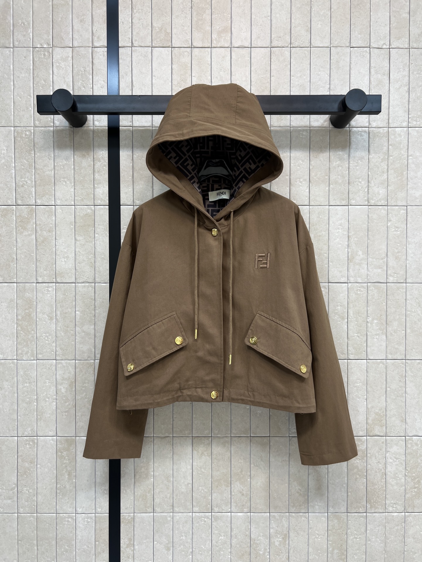 NO:664480,FD Home's 25 new autumn and winter style hooded jacket with work style, loose fit, brown cotton fabric, lined with FF logo pattern, full of brand sense, hooded + metal buttons + flap pockets, practical and stylish, can be easily used for daily leisure or outdoor use. The short design is very suitable for petite girls. Paired with high-waisted pants/skirts, it can easily optimize body proportions, fashionable and tall!  One color and three codes SML,,dior,skirts,jackets & coats,hats, 19860909FD家 25秋冬新款 工装风连帽夹克 款宽松版型 棕色棉质面料 内衬FF标志图案 品牌感满满 连帽+金属纽扣+翻盖口袋 实用又有型 日常休闲或户外都能轻松驾驭 短款设计超适合小个子女生 搭配高腰裤/裙 轻松优化身材比例 时髦又显高！一色三码 SML,,dior,skirts,jackets & coats,hats, ,Women's clothing