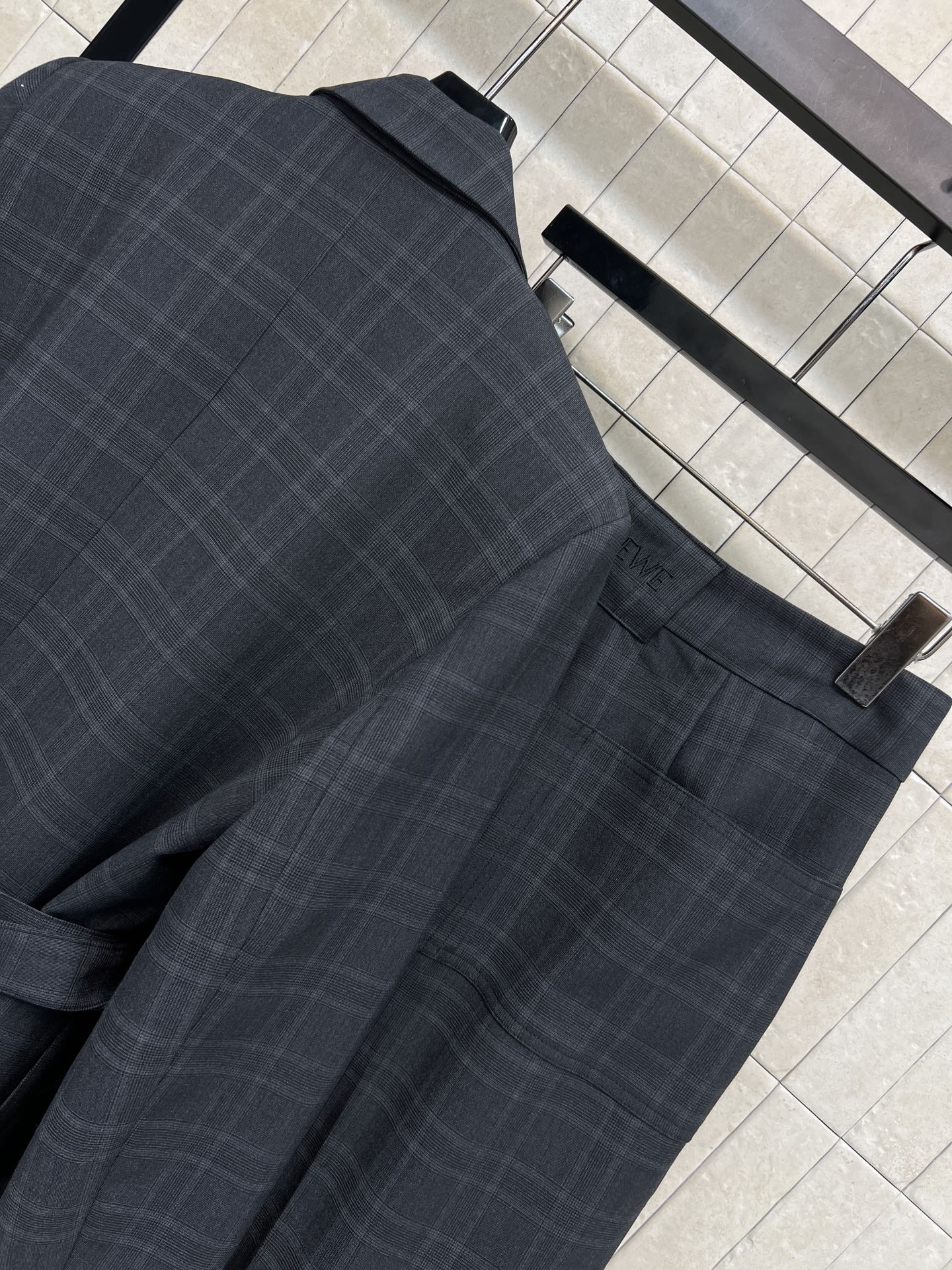 26早春新款 深灰色格纹西装套装 西装外套+高腰短裤 经典格纹设计 沉稳大气 适合商务或休闲场合穿搭 外